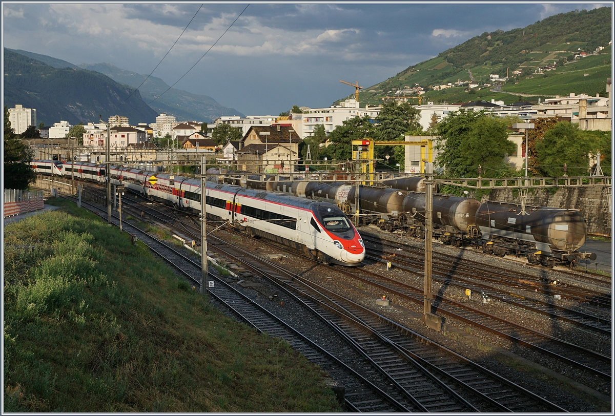 Zwei SBB ETR 610 erreichen als EC 35 Genève- Milano Sierre.
31. Juli 2017