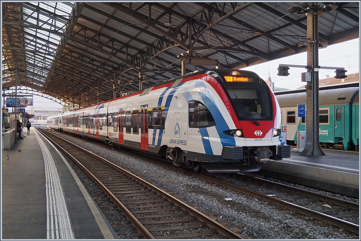 Zwei SBB RABe 522 in  Léman Express  Gestaltung warten in Lausanne auf die Abfahrt nach Grandson. Im Hintergrund gerade noch zu erkennen, ein Schlafwagen des EN 200 Thello.
1. Juni 2018