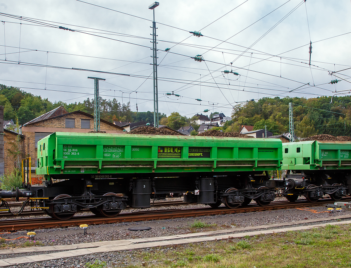 Zwei-Seiten Druckluft Kippwagen (Einmuldiger Drehgestell-Sch�ttgutkippwagen mit vier Rads�tzen und pneumatischer Bet�tigung), 33 56 9300 362-6 SK-BUG der Gattung Uas (wobei teils auch der Gattung Fas, Gattungskennzahl 6738, zugeordnet), der BUG Vermietungsgesellschaft mbH (Hoppegarten), am 20.09.2022 bei einer Zugdurchfahrt (beladen mit Alt-Schotter) in Betzdorf/Sieg.

Die Einleitung des Kippvorgangs erfolgt durch eine Bet�tigungseinrichtung jeweils von der der Kipprichtung gegen�berliegenden Seite. Die untere Klappe dient beim Kippvorgang als Verl�ngerungsrutsche.

TECHNISCHE DATEN:
Spurweite: 1.435 mm
Anzahl der Achsen: 4
L�nge �ber Puffer: 12.540 mm
Drehzapfenabstand: 7.500 mm
Achsabstand im Drehgestell: 1.800 mm
Eigengewicht: 26.300 kg
Ladefl�che: 26 m�
Ladevolumen: 31 m�
Max. Geschwindigkeit: 100 km/h
Max. Ladegewicht: 53,7 t ab Streckenklasse C
Kleinster bef. Gleisbogenradius: 75 m
Bremse: O-GP   DRV 2A-600
Handbremse: Nein
Intern. Verwendungsf�higkeit: RIV