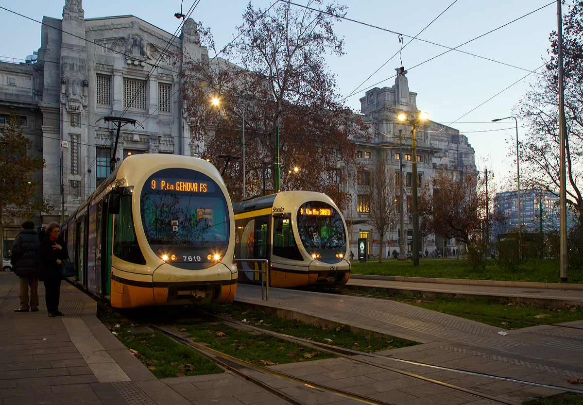 Zwei  Sirietto  der Linie 9 an der Endhaltestelle Stazione Centrale FS (Piazza IV Novembre) am 28.12.2015 in Mailand. Links die Tram 7619 und rechts 7512 

Die Tram ATM Serie 7500 und 7600, sie haben den Spitznamen  Sirietto . Sie geh�ren zu der von AnsaldoBreda gebauten Familie der Sirio.

Es sind f�nfteilige Stra�enbahnen Gelenk-Triebwagen, von denen das erste, dritte und f�nfte Segment auf einem Drehgestell ruhen. Das zweite und vierte Segment sind als S�nften dazwischen gehangen.

Technische Daten:
Spurweite: 1.435 mm
Achsformel: Bo' 2' Bo'
Stromsystem: 500 bis 600 V DC (=)
Baujahre:  2003-2009 bzw. 2008–2009
Gebaute St�ck:  35 (7500) bzw. 33 (7600)
Hersteller: AnsaldoBreda
L�nge �ber alles: 26.450 mm
Achsabstand im Drehgestell: 1.700 mm
Lauf- und Treibraddurchmesser: 660 mm
Breite: 2.400 mm
H�he: 3.414 mm
Sitzpl�tze: 54 
Stehpl�tze: 152 
Fu�bodenh�he: 350 mm
Leistung: 4 x 106 kW (424 kW)
H�chstgeschwindigkeit: 70 km/h
