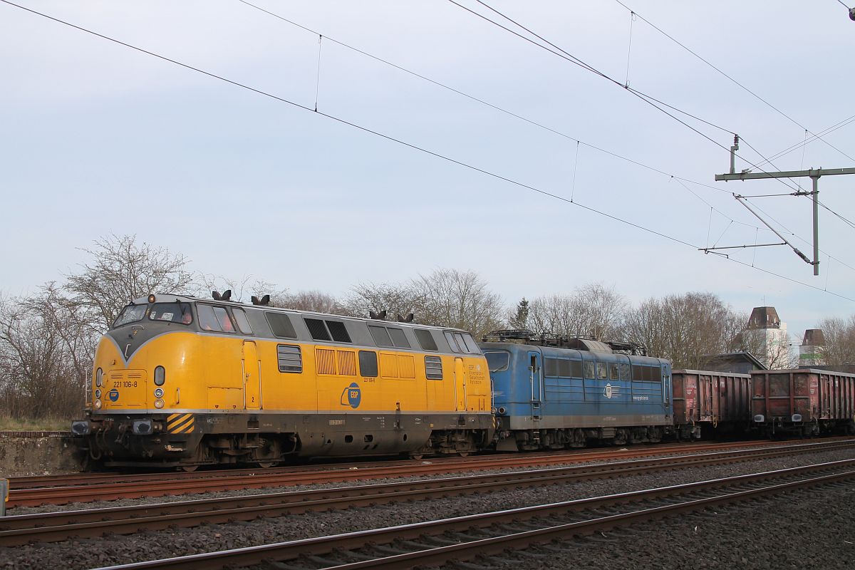 Zwei Stunden später: Der Düngerhalbzug ist entladen und zieht vor, es sind nur die Loks zu sehen:

EGP 221 106 + 151 007, Jübek 24.03.2020 