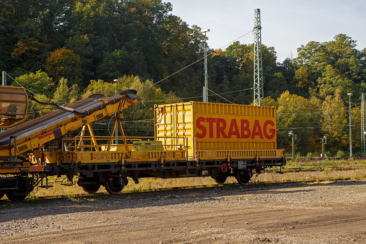 Zweiachsiger Flachwagen mit Seiten- und Stirnwandklappen der  Gattung Kgs-z, 23 62 3329 030-3 CG-BRS, der Strabag BMTI Rail Service GmbH (Berlin), eingestellt in Montenegro, als Schutzwagen zu einer Materialförder- und Siloeinheit MSF 100, abgestellt am 17.10.2021 in Betzdorf (Sieg).

TECHNISCHE DATE:
Spurweite: 1.435 mm
Achsanzahl: 2
Länge über Puffer: 14.020 mm
Achsabstand: 8.000 mm
Laufraddurchmesser: 920 mm (neu)
Länge der Ladeflächen: 12.700 mm
Höchstgeschwindigkeit: 100 km/h (beladen) / 120 km/h (leer)
Eigengewicht: 13.920 kg
max. Zuladung: 26, 0 t (ab Streckenklasse C)
Bauart der Bremse: KOC, O-GP (LL)
Bremssohle: IB 116
Handbremse: Ja
Intern. Verwendungsfähigkeit: RIV