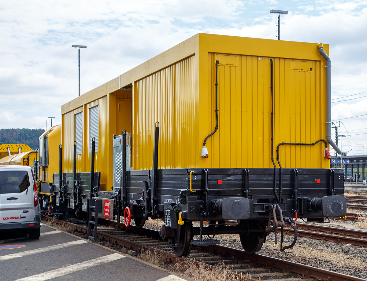
Zweiachsiger Flachwagen (Niederbordwagen) 27 80 3302 030-8 D-WSG der Gattung Ks mit aufgesetzten Werkstatt- und Aufenthaltscontainer für den Drehhobel D-HOB 4.0 (D-HOB 2500) der Schweerbau, eingestellt durch waggonservice GmbH (WSG), abgestellt am 07.07.2019 beim ICE-Bahnhof Montabaur.