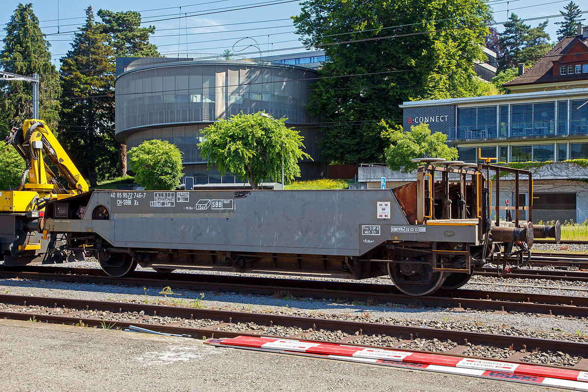 Zweiachsiger SBB Talbot Schotterwagen (Schwerkraft-Selbstentladung) mit einer Brems- und Bedienbühne, 40 85 9572 109-8 CH-SBBI, der Gattung Xs, der SBB Infrastruktur, abgestellt am 07.06.2015 beim Bahnhof Zürich-Tiefenbrunnen.

TECHNISCHE DATEN:
Hersteller: Talbot, Aachen (D)
Baujahr: ca. 1963
Spurweite: 1.435 mm (Normalspur)
Anzahl der Achsen: 2
Länge über Puffer:10.240 mm
Achsabstand: 6.500 mm
Eigengewicht: 12.800 kg
Max. Zuladung: 27,0 t
Zuladung bei Lastgrenze S: 23,0 t (ab Streckenklasse B)
Max. Ladevolumen: 15 m²
Bremse: O-GP-A max. 27 t
Zulassungen: SBB / SNCF
