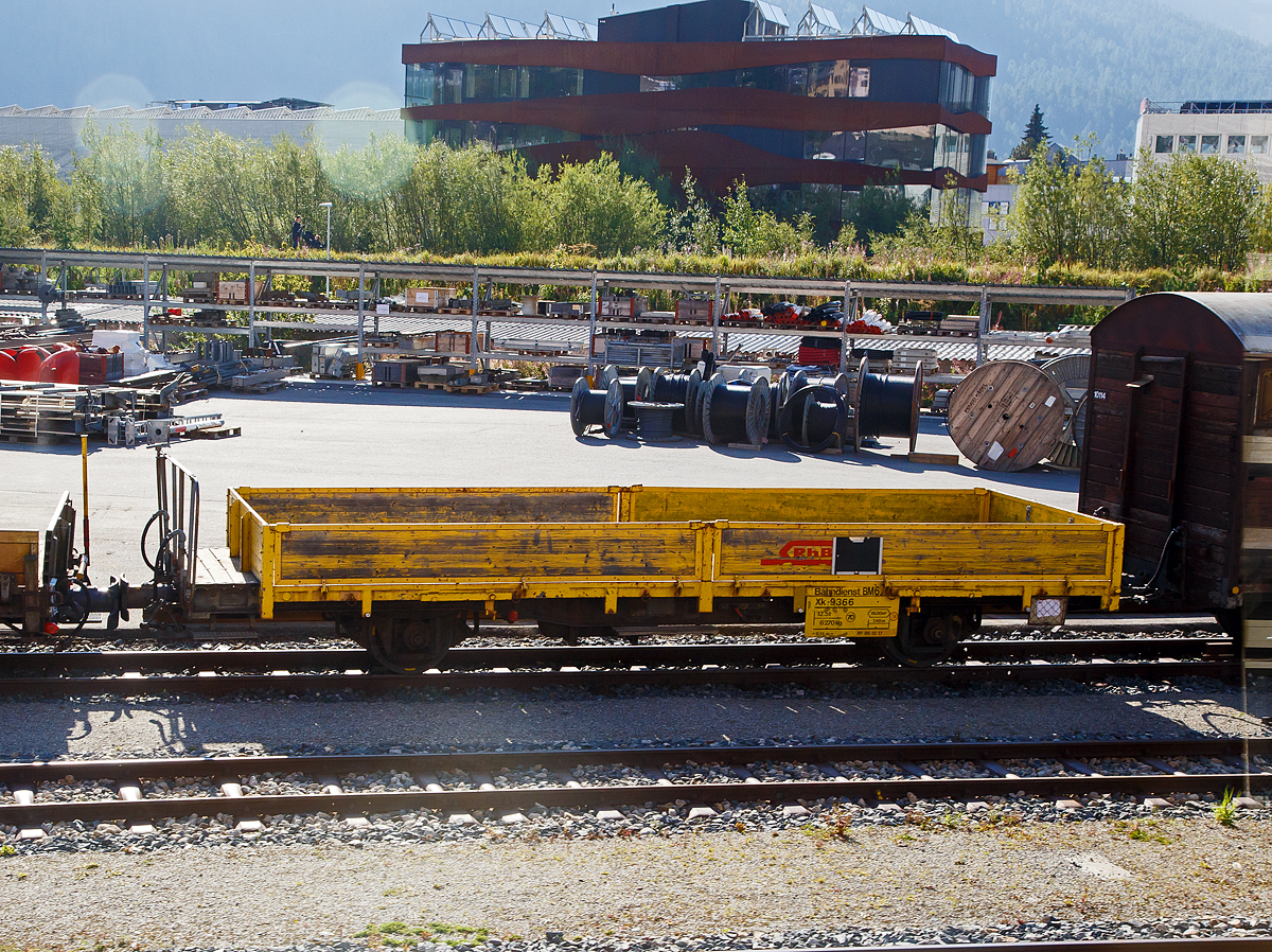 Zweiachsiger Schmalspur Materialwagen / Niederbordwagen als Bahndienstwagen mit einer offenen Plattform (Bahndienst BM 6) RhB Xk 9366, ex Gb, abgestellt am 07.09.2021 beim Bahnhof Samedan (auf genommen aus einem Zug heraus).

Durch die fortschreitende Indienststellung immer mehr Spezialwagen verringerte sich der Bedarf an zweiachsigen gedeckten G�terwagen. Ab 1995 entstanden aus einigen Fahrzeugen der Serie Gb 5001-5100 diverse Tragwagen f�r Wechselaufbauten Lb-v einerseits und Flachwagen f�r den Materialtransport Xk sowie weitere Dienstwagen andererseits. 1996 entstanden die acht Materialwagen Xk 9332-37 und 9340-41 mit je einer im mittleren Bereich abklappbaren Ladebordwand pro Seite. 1997-1999 folgten noch weitere Fahrzeuge - diese jedoch mit je zweiteiligen, �ber die volle Wagenl�nge abklappbaren Seitenw�nden.

Dieser wurde 1963 als gedeckter G�terwagen RhB Gb 5100 gebaut, 19968 erfolgte der Umbau zum heutigen Materialwagen.   

TECHNISCHE DATEN:
Spurweite: 1.000 mm
L�nge �ber Puffer: 9.140 mm 
Ladel�nge: 7.480 mm
Ladefl�che:  18 m�
Eigengewicht: 6.270 kg
Ladegewicht:  12,5 t
Zul. H�chstgeschwindigkeit: 70 km/h
