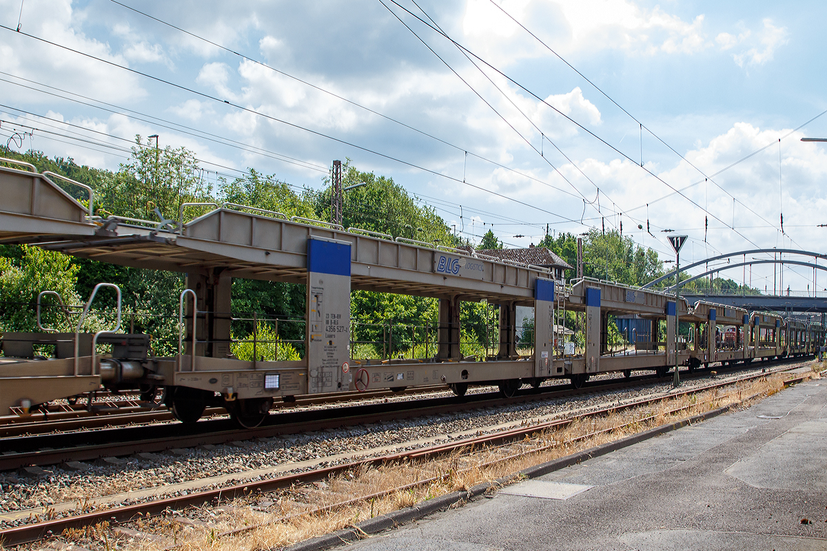 
Zweiteilige, 2 x 2 achsige, offene Doppelstock-Autotransportwagen-Einheit, 23 88 4356 527-2 B-BLG, der Gattung Laaers, der BLG AutoRail GmbH am 22.06.2019 bei einer Zugdurchfahrt in Kreuztal.

TECHNISCHE DATEN: 
Spurweite: 1.435 mm (Normalspur) 
Anzahl der Achsen: 4
L�nge �ber Puffer: 31.000 mm
Eigengewicht: ca. 31 t
H�chstgeschwindigkeit: 100 km/h (beladen) / 120 km (leer)
Maximales Ladegewicht: 34 t (ab Streckenklasse B)
Bremse: 2x KE-GP
Intern. Verwendungsf�higkeit: TEN / RIV