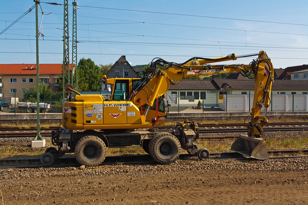 
Zweiwegebagger ATLAS 1604 ZW mit Abst�tzpratzen der Firma H. F. Wiebe (Kleinwagen-Nr. 99 80 9901 081-6 D-HFW) am 21.08.2013 in Ehringshausen.

Der Bagger hat einen 4 Liter Deutz-Dieselmotor mit Turbolader TCD 2012 L04 2V mit 95 kW (129 PS) Leistung bei 2300 U/min.
Das Gewicht des Baggers betr�gt ca. 22 t.
