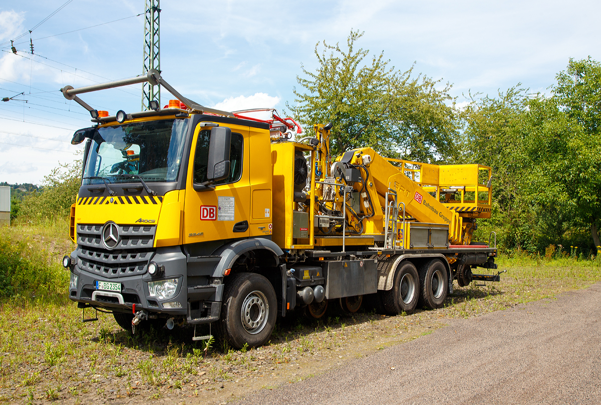 
Zweiwegeturmwagen bzw. ZW Daimler AROCS 3345 mit Hubarbeitsbühne (ZW OMF 3T-L), hydraulischem selbstaufnehmenden Trommelbock und Hubarbeitsbühne, Schweres-Nebenfahrzeug-Nr. 99 80 9906 977-0 (KFZ-Kennzeichen F-BG 2354), beide der DB Bahnbaugruppe abgestellt am 30.07.2017 in Unkel (Rhein).

Das Fahrzeug besitzt zwei hydraulisch absenkbare Drehgestelle, bei dem alle Räder einzeln hydraulisch angetriebenen (über Innenverzahnung und Hydromotor) werden. Zweiwegeeinrichtung, wie auch der Aufbau wurden 2017 von der SRT Schörling Rail Tech GmbH (zur ZAGRO Group) in Sehnde gebaut. 

Das Fahrzeug hat einen Trommelbock, sowie einen (Prüf)-Stromabnehmer zum Prüfen der Fahrleitungslage.

Das Basisfahrzeug (LKW) ist ein dreiachsiger Mercedes-Benz Arocs 3345 mit 33 t zulässigem Gesamtgewicht. Angetrieben von einem 12,8 l wassergekühlten Mercedes-Benz Reihensechszylinder- Dieselmotor mit Common-Rail- Direkteinspritzung und Turbolader vom OM471, mit einer Leistung von 330 kW (449 PS) PS) – Maximales Drehmoment 2.200 Nm, EURO 6.

TECHNISCHE DATEN (Schiene):
Spurweite: 1.435 mm 
Achsfolge: Bo´Bo´
Eigengewicht: 25,5 t
Nutzlast: 2,5 t
Anhängelast: 60 t
Bremse: hydrostatisch und Eisenbahnwagenbremse 
Zur Mitfahrt zugel. Personenzahl: 1 (und Fahrer)
Höchstgeschwindigkeit (Hg): 25 km/h 
Höchstgeschwindigkeit (Straße): 80 km/h
