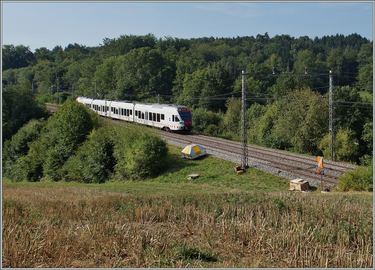 Zwischen Neyruz und Rosé ist dieser TPF RABe 527 unterwegs.
6. August 2015