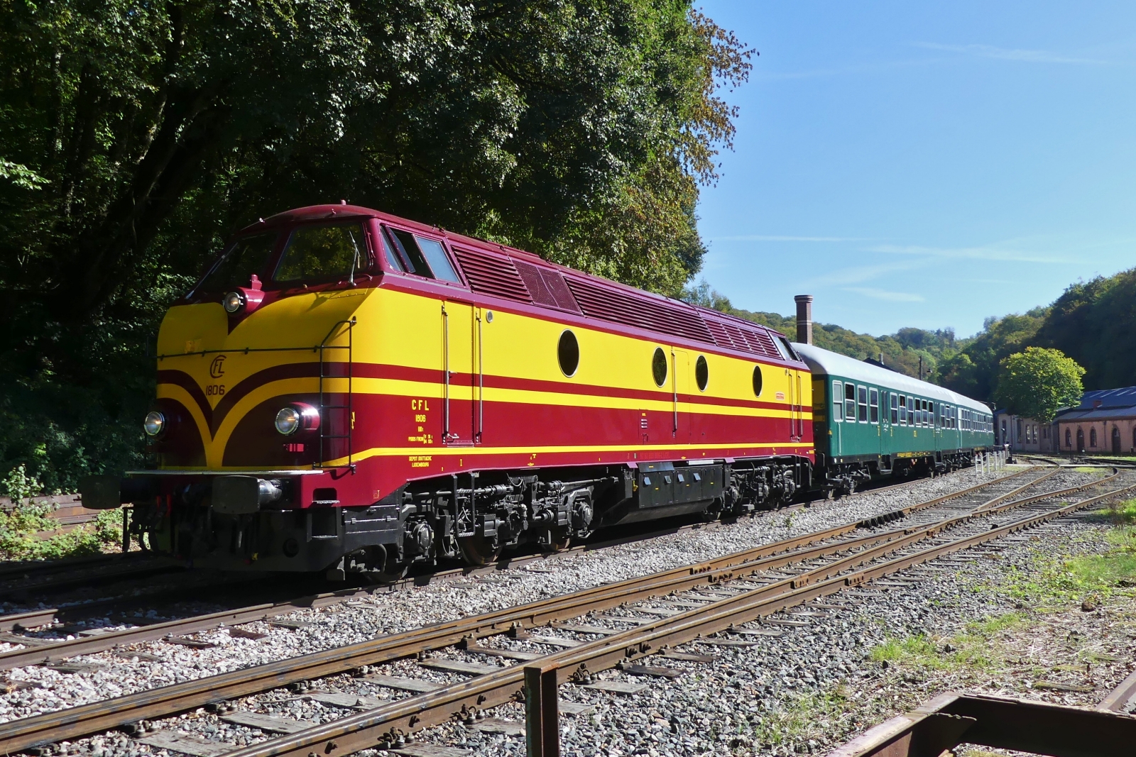 01.10.2023 Dieseltag im Fond de Gras. Lok 1806 steht in der Abstellung und wartet mit den Wegmannwagen auf ihren Einsatz.