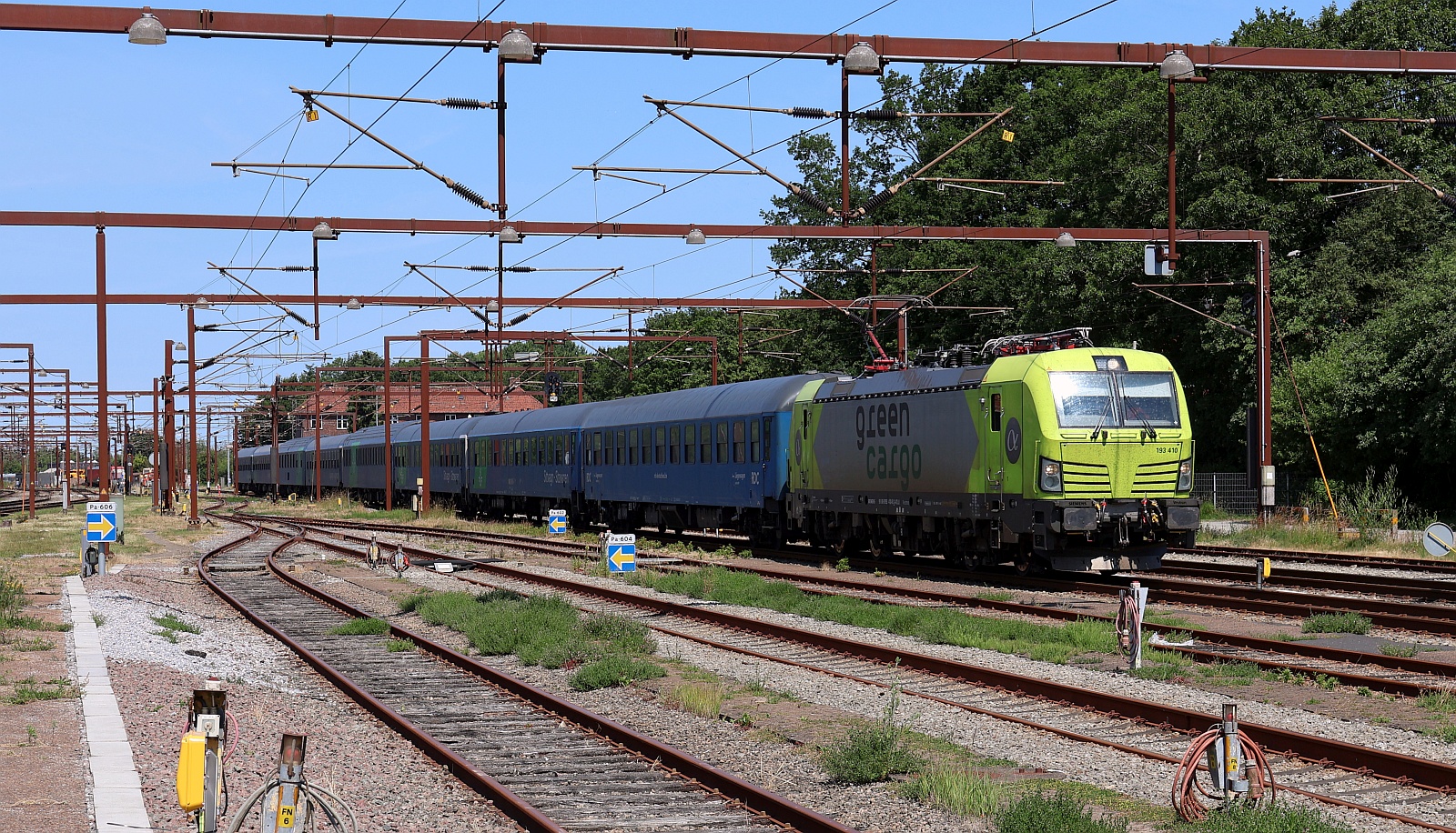 12:50h in Pattburg, Einfahrt für den SJ/RDC  Nachtzug  nach Berlin mit Zuglok ATLU/GreenCargo 193 410-8. Pattburg 21.06.2025