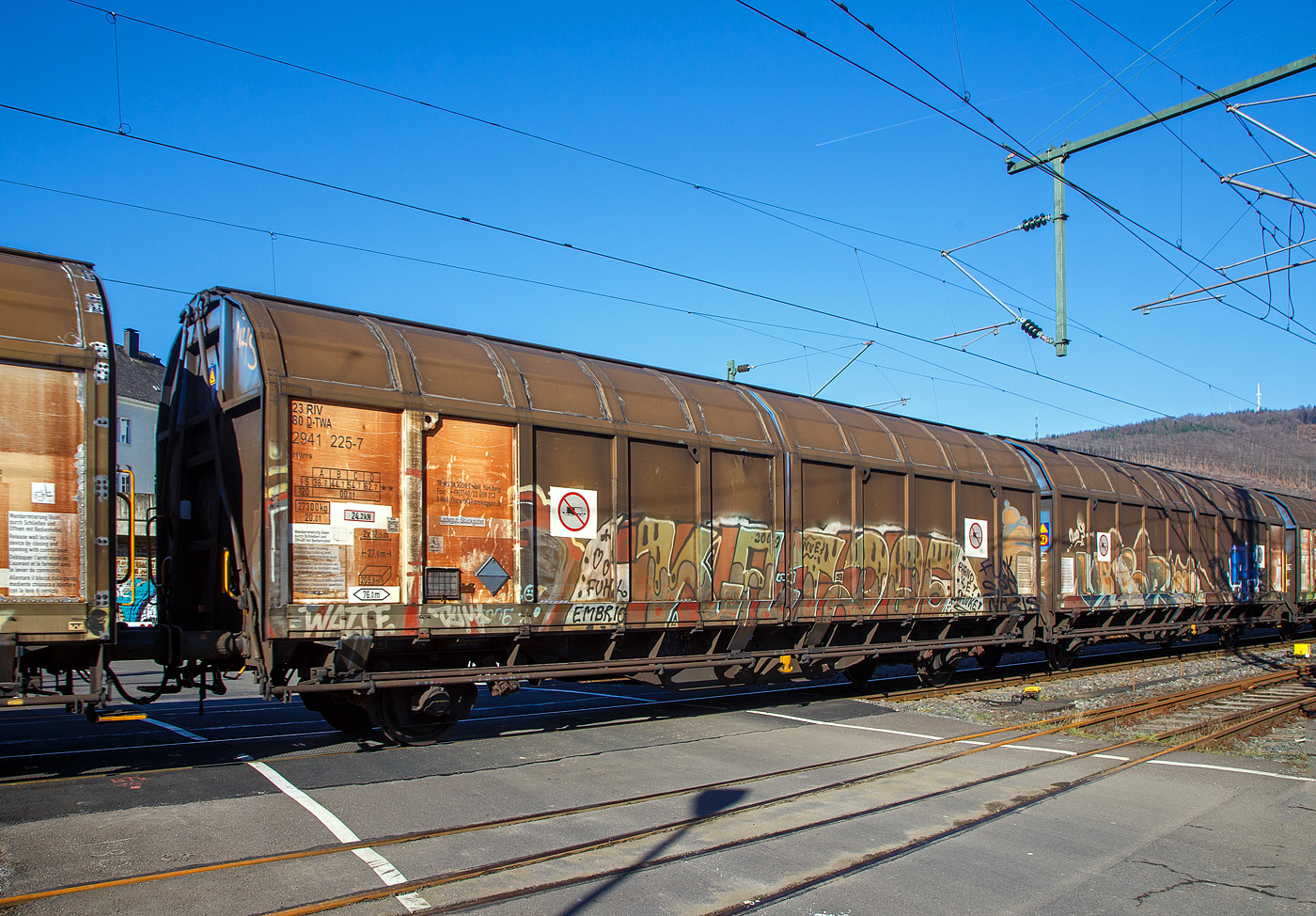 2 x zweiachsige, zweigliedrige, festgekuppelte, gedeckte Güterwageneinheit mit Schiebewänden, 23 80 2941 225-7 D-TWA der Gattung Hiirrs 5 der TRANSWAGGON GmbH (Hamburg) am 14.02.2023 im Zugverband, eingereiht in den sogenannten  Henkelzug , bei der Zugdurchfahrt in Niederschelden (Sieg), hier passiert er gerade den Bü 343 (Km 112,183) der Siegstrecke KBS 460). Leider sind solche Wagen immer sehr beschmiert. 

Das Ladegut solcher Wageneinheiten sind Stückgüter, sie bieten Platz für bis zu 2 × 36 = 72 EUR Paletten (800×1200 mm).

TECHNISCHE DATEN:
Gattungskennzahl: 2941
Spurweite: 1.435 mm
Länge über Puffer : 27.000 mm
Achsabstände: 9.000 / 4.205 / 9.000 mm
Eigengewicht: 27.300 kg
Ladelänge: 2 × 12.534 mm
Ladebreite: 3.030 mm
Ladefläche: 76,0 m²  (2 × 38,0 m²)
Rauminhalt: 206,8 m³
Seitentürenöffnung (Breite x Höhe): 6.143 x 2.865 mm
Max. Zuladung: 62,7 t (ab Streckenklasse D)
Max. Geschwindigkeit: 100 km/h (beladen) / 120 km/h (leer)
Bremse: KE-GP-A 
Feststellbremse: Nein 
Kleinster befahrbarer Gleisbogen: R 75 m
Wagenbegrenzungslinie: G1
Intern. Verwendungsfähigkeit: RIV
Bemerkungen: Max. 72 EURO-Palette möglich.  