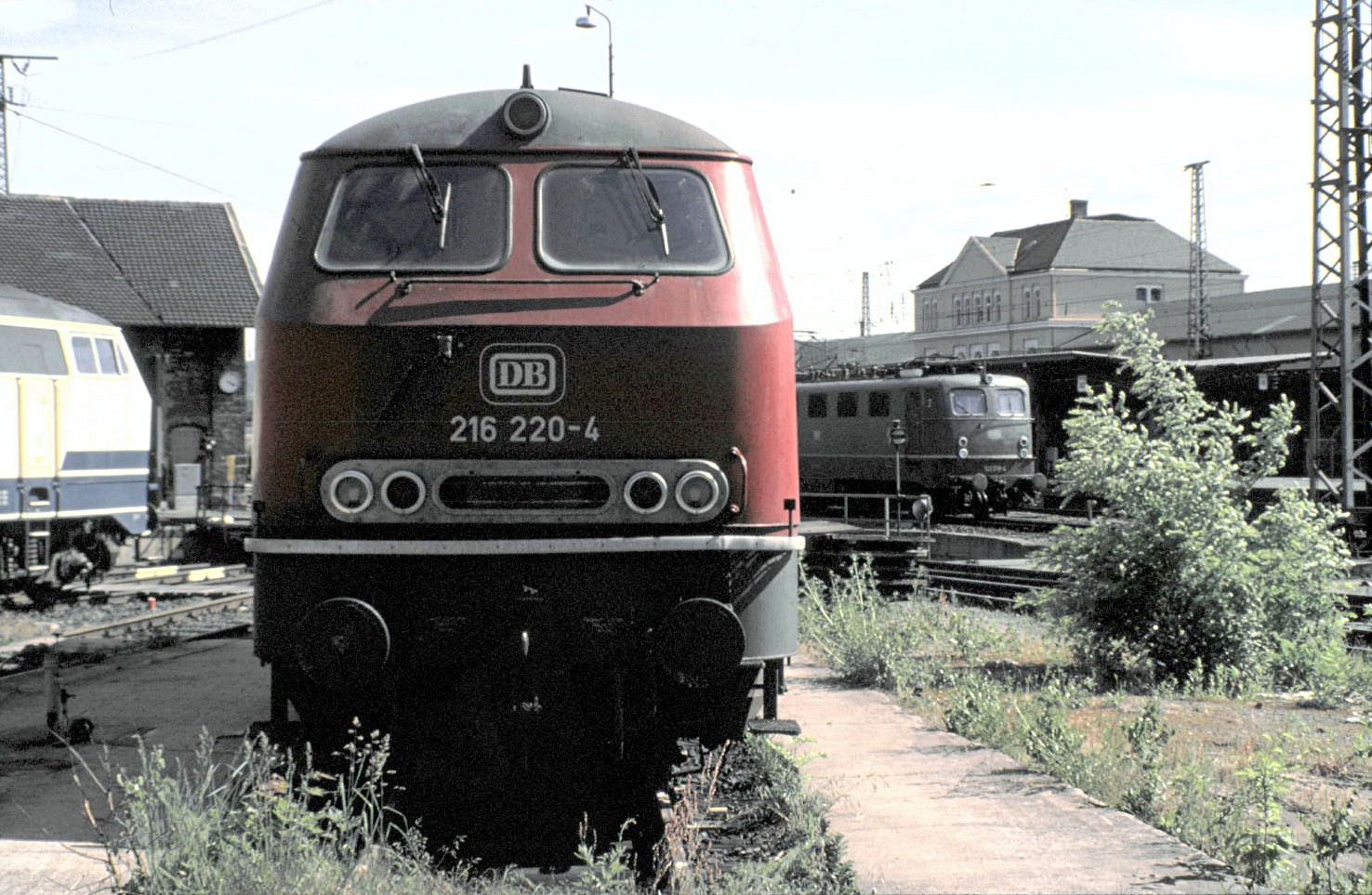 216 220-4 und 141 am Bahnsteig in Bebra im Mai 1990.