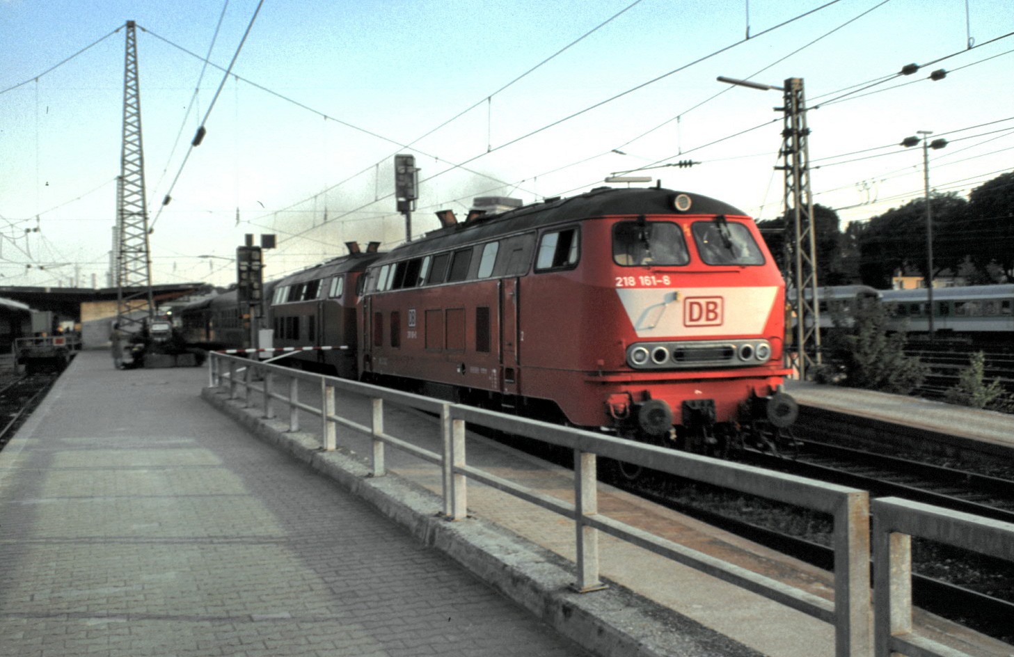 218 161-8 und eine weitere 218 mit IC 2012 Allgäu in Ulm am 24.06.1999.