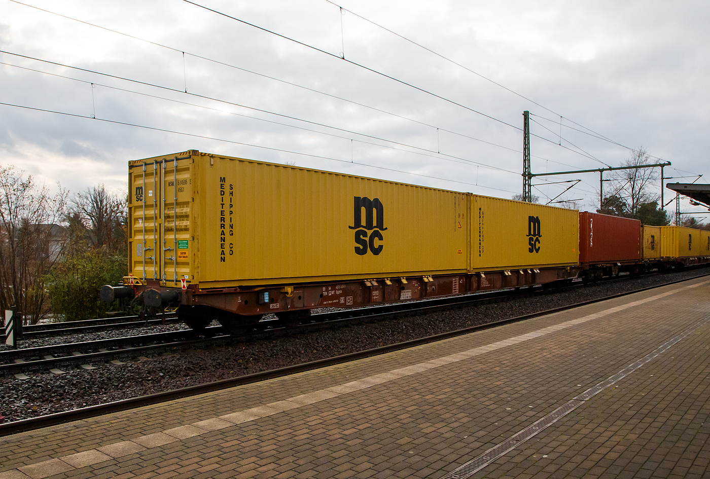 4-achsiger Drehgestell-Containertragwagen 33 54 4576 488-9 CZ-MT, der Gattung Sggnss 80ft (Sggnss-XL), der METRANS Rail s.r.o. (Prag / Praha), am 07.12.2022 im Zugverband, beladen mit zwei 40ft-Containern bei einer Zugdurchfahrt in Dresden-Strehlen.

Mit dem Containertragwagen der Bauart Sggnss 80´ ist es erstmals möglich Container mit einer Gesamtlänge von 80 Fuß auf einem vierachsigen Drehgestellwagen zu transportieren. Der Wagen hat eine Länge von 25.940 mm und wird von Tatravagonka und Greenbrier Europe gefertigt. Aktuell werden die Sggnss 80´ u.a. bei Metrans, VTG, Boxxpress, RailCargoAustria, SETG, GATX und der StlB eingesetzt.

Die METRANS ist ein 100 %-iges Tochterunternehmen der Hamburger Hafen und Logistik AG (HHLA). Sie ist Marktführer für Containertransporte im Seehafenhinterlandverkehr mit Mittel-, Ost- und Südosteuropa. Eigene Inland-Terminals, spezielle Loks  und umweltfreundliche Containertragwagen ermöglichen flexible, qualitativ hochwertige Angebote.

TECHNISCHE DATEN:
Spurweite: 1 435 mm
Anzahl der Achsen: 4 in zwei Drehgestellen
Länge über Puffer: 25.940 mm
Drehzapfenabstand: 19.300 mm
Achsabstand im Drehgestell: 1.800mm
Laufraddurchmesser: 920 mm (neu)
Drehgestelltyp: 	Y25Ls1-K
Ladelänge : 24 700 mm  (z.B. 2 x 40’ ISO Container)
Höhe der Ladeebene über SOK: 1.155 mm
Höchstgeschwindigkeit: 100 km/h (Lastgrenze SS und leer 120 km/h)
Max. Zuladung bei Lastgrenze S: 68,5 t (ab Streckenklasse D)
Max. Zuladung bei Lastgrenze SS: 58,5 t (ab Streckenklasse C)
Eigengewicht: 21.500 kg
Kleinster bef. Gleisbogenradius: R 75 m
Bauart der Bremse: KE-GP-A (K)
Bremssohle: Jurid 816M
Intern. Verwendungsfähigkeit: TEN-GE
