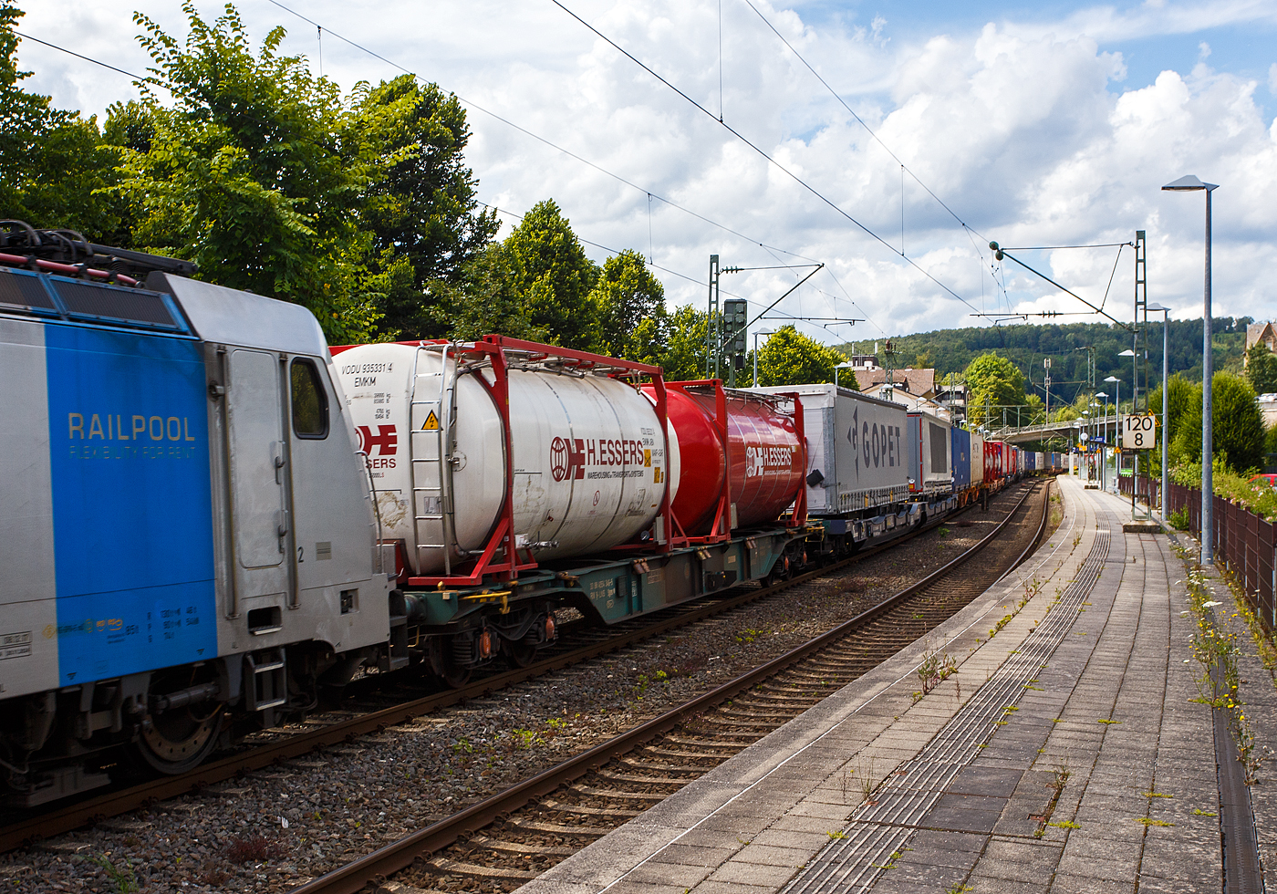 4-achsiger Drehgestell-Containertragwagen 33 88 4554 346-5 B-LNS der Gattung Sgns (LINEAS Wagon Type 6453L 2), der LINEAS Group NV/SA am 14 Juli 2024 im Zugverband, hinter der Railpool 186 445-3, bei der Zugdurchfahrt in Kirchen an der Sieg. Hier beladen mit zwei 20 Fuß Tankcontainern.

Die Lineas Group nv/sa (ex B-Logistics, ex B Cargo) ist eine belgische Schienengütergesellschaft.
