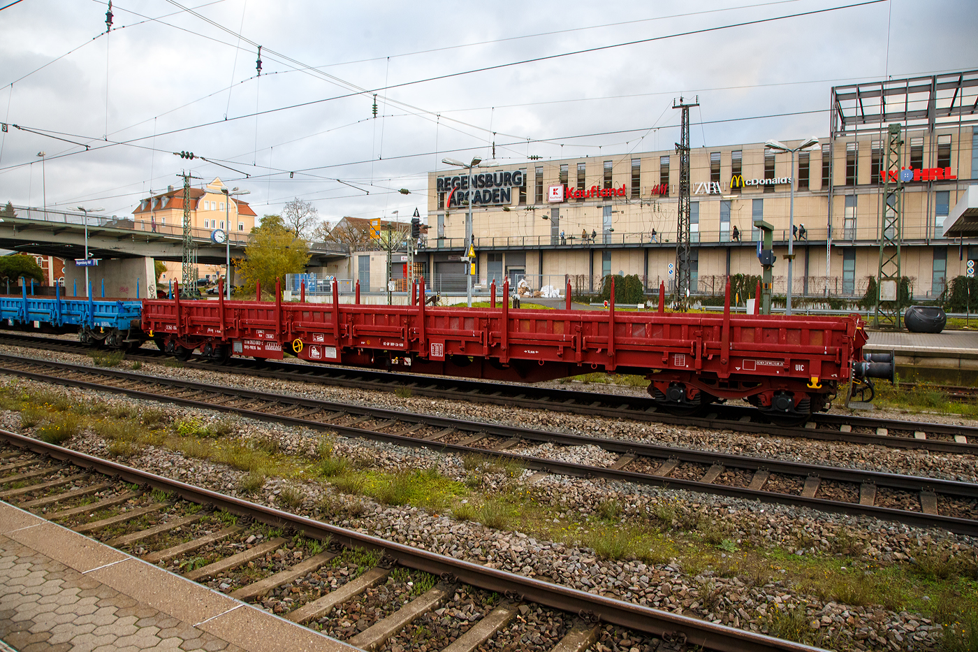 4-achsiger Drehgestell-Flachwagen, mit Seiten- und Stirnwandklappen sowie Drehrungen, 33 80 3923 003-6 D-PRESS, der Eisenbahn-Bau- und Betriebsgesellschaft Pressnitztalbahn mbH, am 24.11.2022 im Zugverband bei einer Zugdurchfahrt im Hbf Regensburg.  

TECHNISCHE DATEN:
Spurweite: 1.435 mm (Normalspur)
Anzahl der Achsen: 4 in 2 Drehgestellen
Länge über Puffer: 19.900 mm
Drehzapfenabstand:  14.860 mm
Achsabstand in den Drehgestellen: 1.800 mm
Eigengewicht: 24.000 kg
Ladelänge: 18.500 mm
Ladefläche: 51 m²
Maximale Ladegewicht: 56,0 t (Streckenklasse C)
Höchstgeschwindigkeit: 100 km/h 
Kleinster befahrbarer Gleisbogenhalbmesser: R 75 m
Feststellbremse: ja
Bremse: KE-GP (LL)
Bremssohle: IB 116
Intern. Verwendungsfähigkeit:  RIV