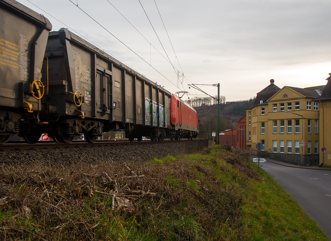 4-achsiger Drehgestellwagen mit Rolldach speziell für Tonerde, 31 87 0806 695-0 F-ERSA der Gattung Tamns, der Vermietungsfirma ERMEWA SA (100%Tochter der SNCF) am 22.02.2023, eingereiht im Zugverband hinter der DB 185 247-4, bei einer Zugdurchfahrt in Kirchen (Sieg).

Die Wagen werden speziell für Tonerde eingesetzt.

TECHNISCHE DATEN: 
Spurweite: 1.435 mm
Länge über Puffer: 15.740 mm
Drehzapfenabstand: 10.700 mm
Gesamter Radsatzstand: 12.500 mm
Achsabstand im Drehgestell: 1.800 mm
Eigengewicht: 24.600 kg
Maximales Ladegewicht: 65,4 t
Höchstgeschwindigkeit: 120 km/h (leer) bzw. 100 km/h (beladen)
Ladefläche: 37,0 m²
Laderaum: 80,8 m³
Intern. Verwendungsfähigkeit: RIV