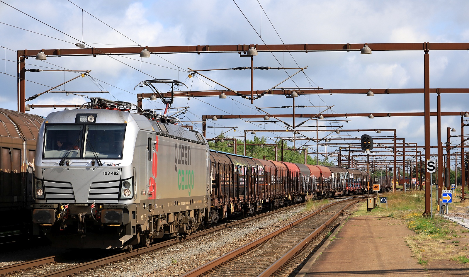 AKIEM/Green Cargo 193 482-7 mit G�terzug bestehend aus Rs Rns und Rns-z Wagen, Einfahrt Pattburg 16.06.2025 