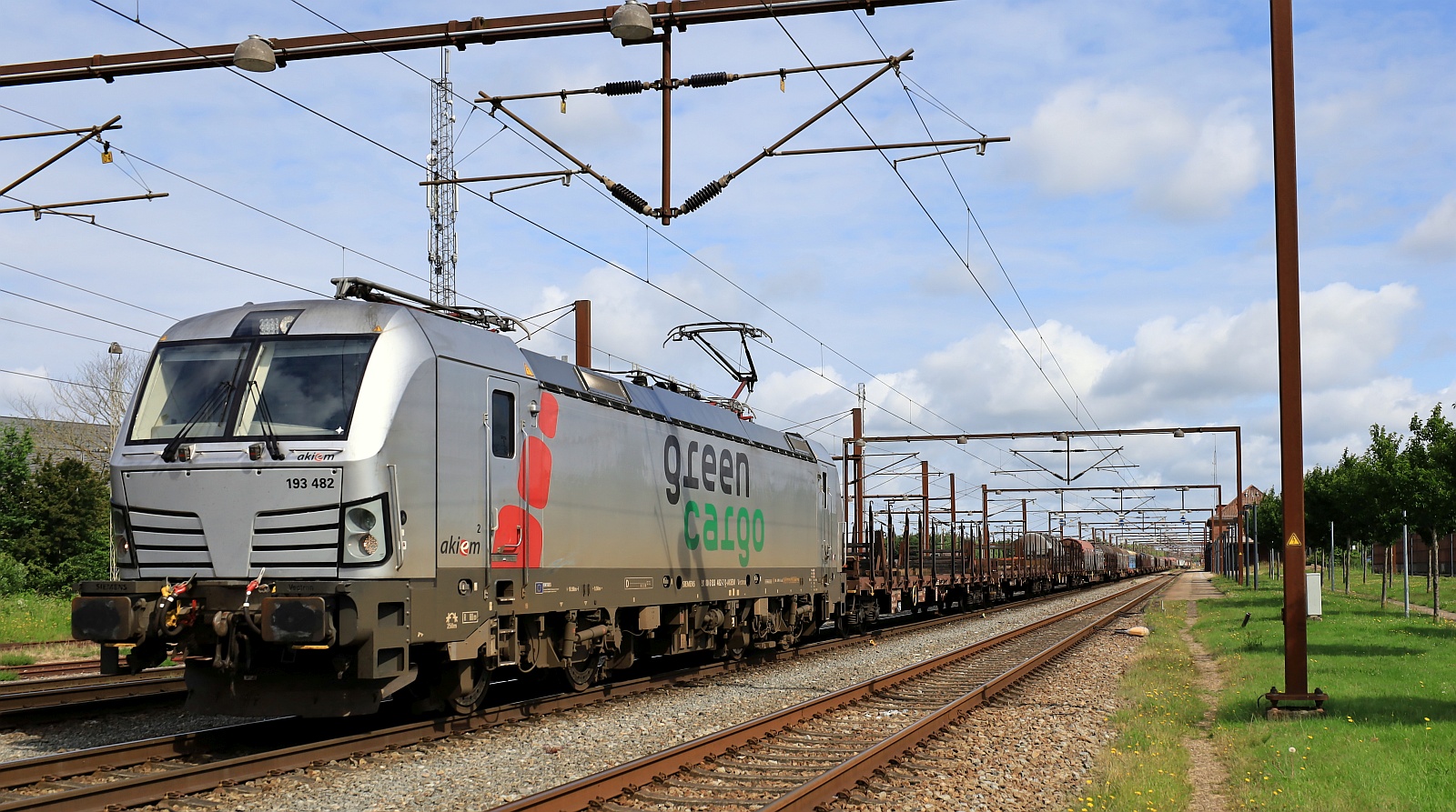 AKIEM/Green Cargo 193 482-7 mit ihrem Langschienen-Leerzug wartet auf Weiterfahrt. Pattburg 16.06.2025
