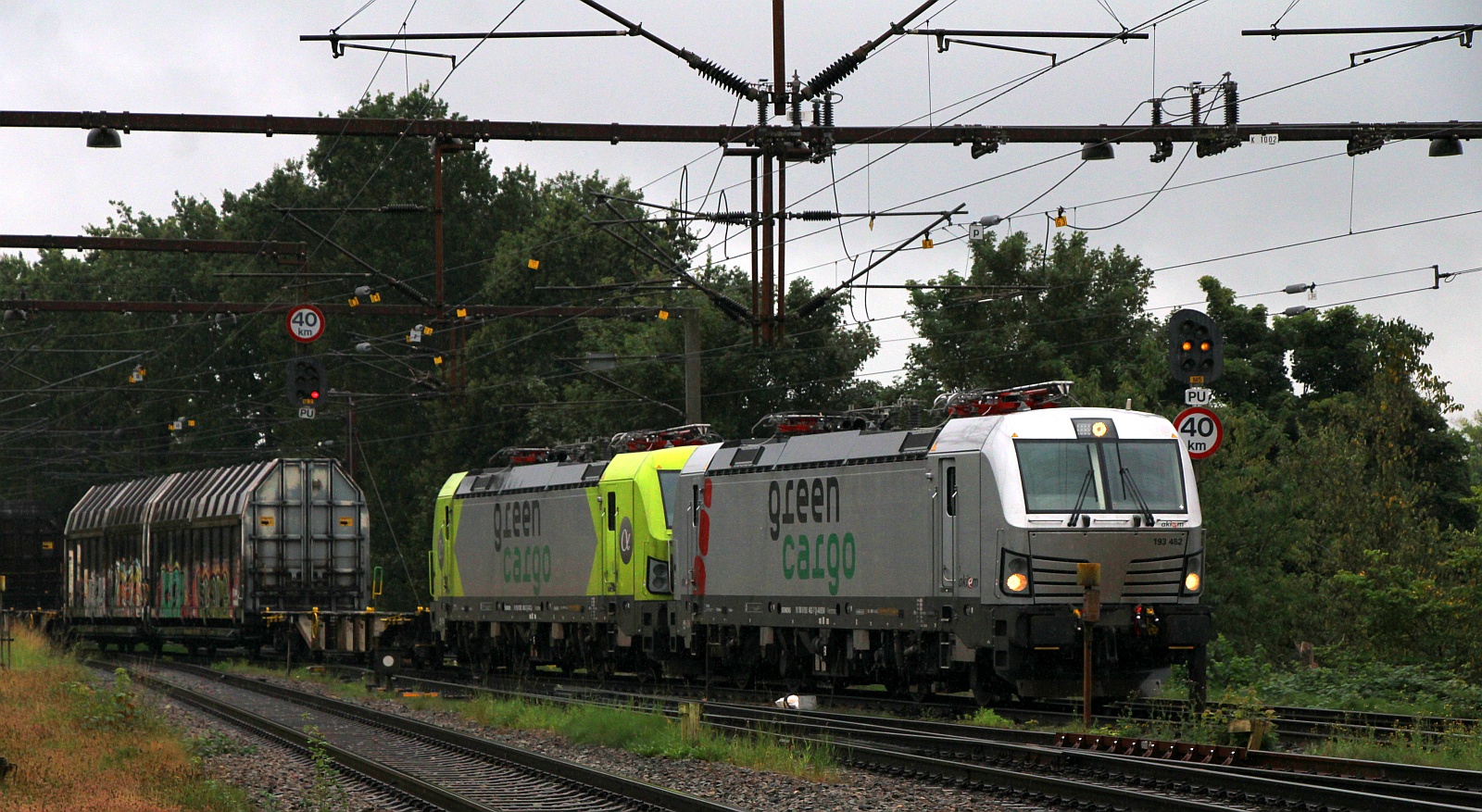 AKIEM/GreenCargo 193 482-7 REV/MMAL/30.01.24 und ATLU/GreenCargo 193 408-2 mit dem Volvo zug Einfahrt Padborg/DK. 16.08.2024