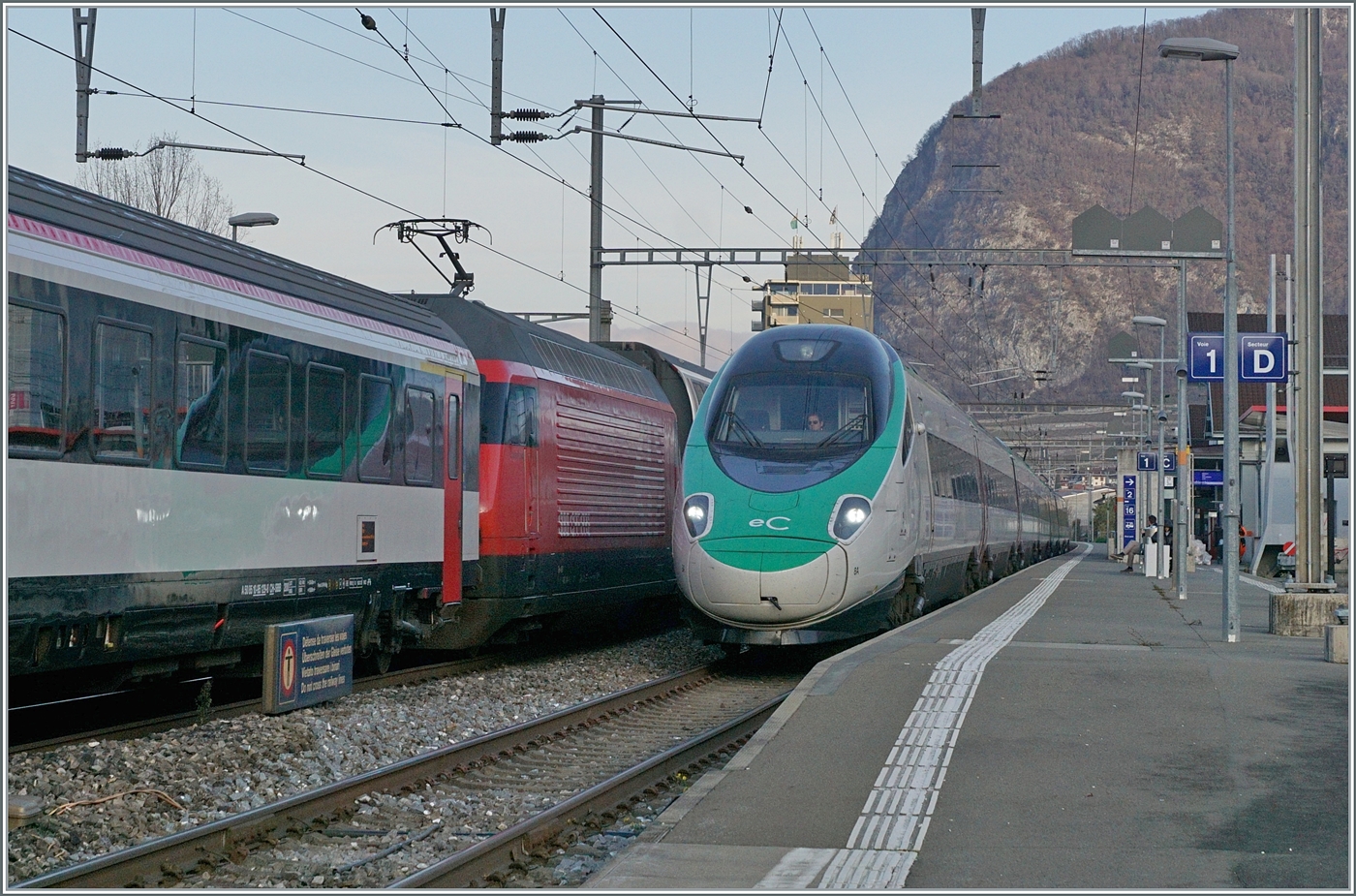 Allem Anschein nach kommt die Renovation der FS Treniatlia ETR 610 nicht allzu rasch voran, denn erst jetzt gelang es mir einigermassen  im guten Licht  einen FS Trenitalia ETR 610 in der neuen eC - Farbgebung fotografieren zu können. Der FS Trenitalia ETR 610 008 ist als EC 143 auf dem Weg von Genève nach Domodossola und konnte bei der Durchfahrt in Aigle fotografiert werden; erfreulicherweise zeigt sich der ETR 610 008 hier mit geschlossener Bugklappe.

19. November 2025