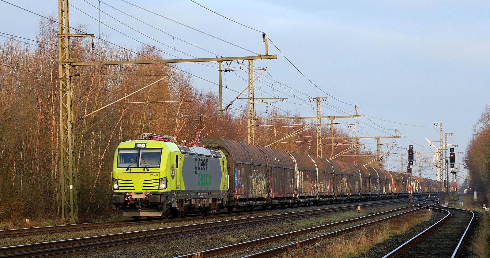 AlphaTrains/GreenCargo 193 410-8, REV/MMAL/06.10.23 mit dem Volvo-Zug auf dem Weg nach Süden. Jübek 01.03.2024