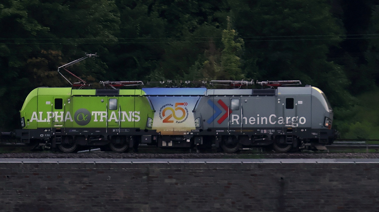 AlphaTrains/RheinCargo 7193 101-1 REV/MMAL/19.09.24 am Abend des 14.08.2025 aufgenommen bei Kestert.