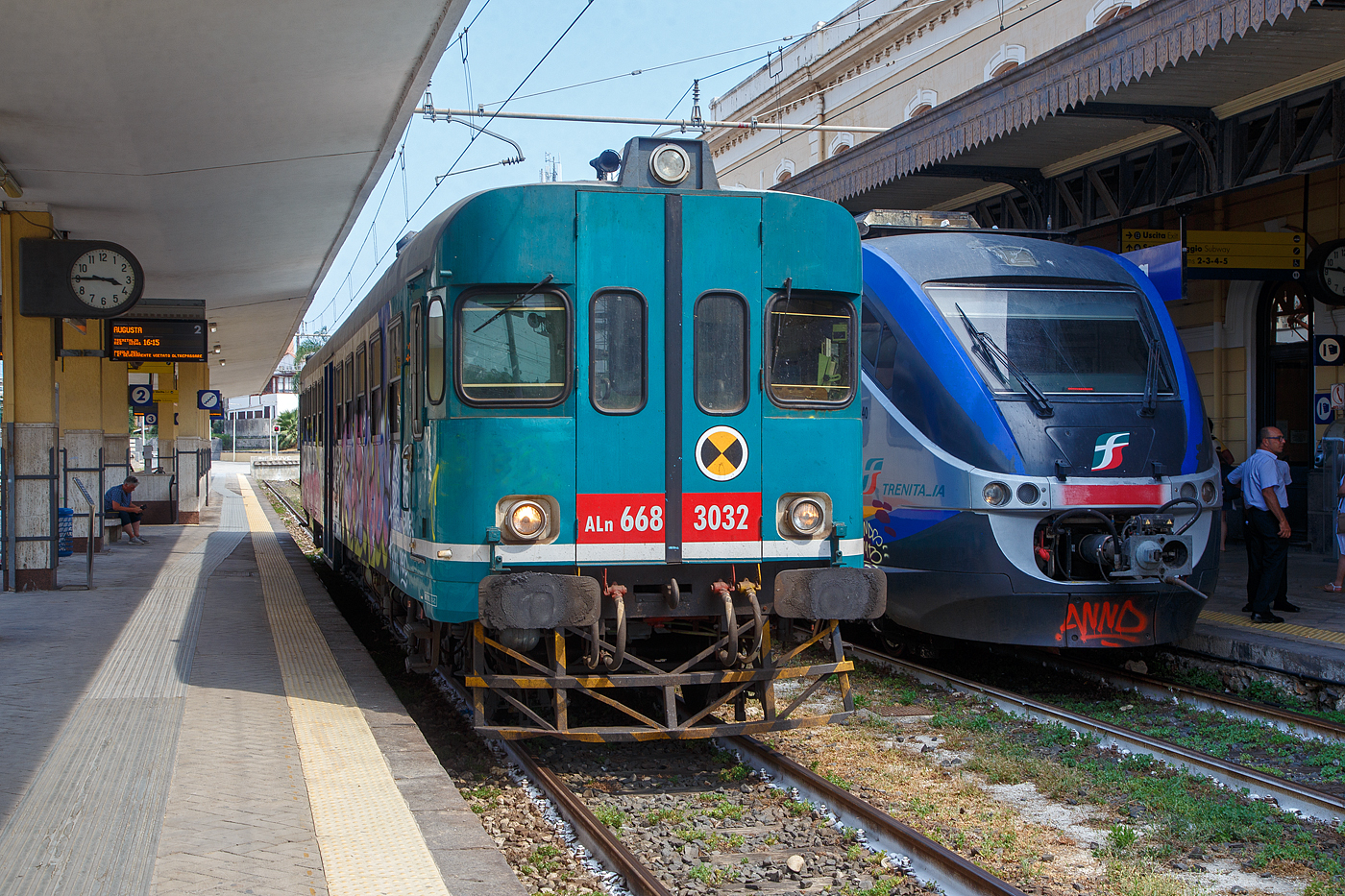 Alt und Modern nebeneinander am 19 Juli 2022 im Bahnhof Syrakus (Stazione di Siracusa), links der Dieseltriebwagen ALn 668 3032 (95 83 4668 332-8 I-Ti), als Regionalzug als R 12946 nach Augusta und rechts der Minuetto ME 040 als R 5518 nach Bicocca über Catania. Beide gehören/gehörten zur Trenitalia (100-prozentige Tochtergesellschaft der FS) steht. 

Wir wollten schon mit dem Aln 668 3032 bis Augusta fahren, was ein Teil des Weges nach unserem Ziel Catania war. Dann kam der Minuetto ME eingefahren und die Ansage das der Zug als R 5518 nach Bicocca über Catania fährt. Also wieder rüber auf Gleis 1. Wir hatten ihn einfach nicht am Schirm, weil wir das Zugziel „Bicocca“ nicht kannten. Der Zuglauf ist auch sehr ungewöhnlich, wie folgt: Siracusa 16:01 - Augusta 16:21 - Lentini 16:43 - Bicocca (ohne Halt) - Catania Aeroporto Fontanarossa 17:00 - Catania Centrale 17:08 - Catania Aeroporto Fontanarossa 17:24 - Bicocca 17:31. Danach kommt der Zug leer wieder nach Catania Centale