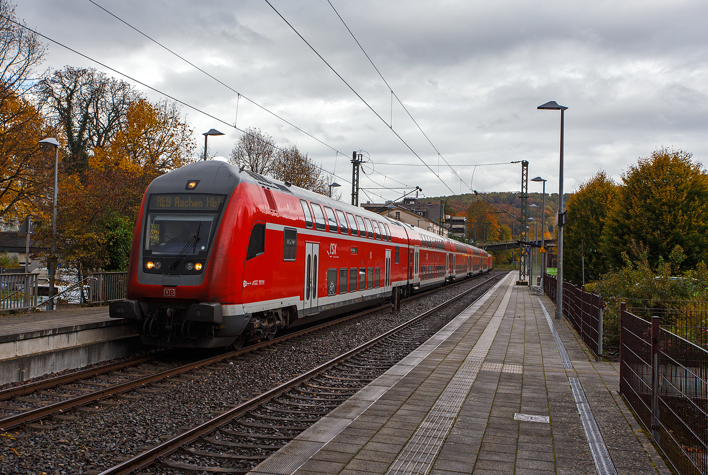 Am 16 Oktober 2025 gab es in Betzdorf/Sieg eine Weichenstörung, so hatte der gerade in den Bahnhof Kirchen/Sieg eingefahrene RE 9 - Rhein Sieg Express (RSX) Siegen - Köln – Aachen, geschoben von der 146 006-2 (91 80 6146 006-2 D-DB) der DB Regio NRW, länger Hp 0 und musste einen entgegenkommenden Güterzug abwarten. 