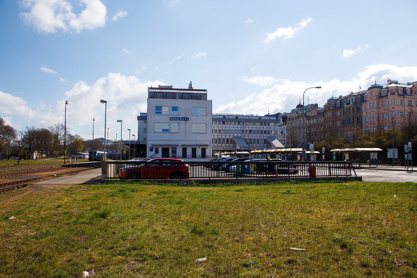 Ansicht von Westen auf den Bahnhof Karlovy Vary doln� n�dra�� (Karlsbad unterer Bahnhof), am 21.04.2023.

Der Karlsbader Unterbahnhof er liegt rechtem Ufer des Flusses Ohře (Eger) und ist n�her am Stadtzentrum von Karlsbad. Er ist Endpunkt der Bahnstrecke Mari�nsk� L�zně (Marienbad) - Bečov nad Teplou (Petschau) - Karlovy Vary (KBS S�DC 149), sowie ist Ausgangspunkt der Bahnstrecke Karlovy Vary–Johanngeorgenstadt (KBS S�DC 142). Der Bahnhof vereint die Funktionen eines Bahnhofs und eines Busknotenpunkts f�r den �berland- und Stadtverkehr.

Im Jahr 1945 wurden beide gro�en Karlsbader Bahnh�fe Ziel alliierter Bombenangriffe. Insbesondere nach der dritten Welle wurde Doln� n�dra�� (unterer Bahnhof), derart besch�digt, dass die meisten Geb�ude (einschlie�lich des Depots) abgerissen werden mussten. Das urspr�ngliche Geb�ude wurde in den 1980er Jahren abgerissen und durch ein neueres ersetzt.