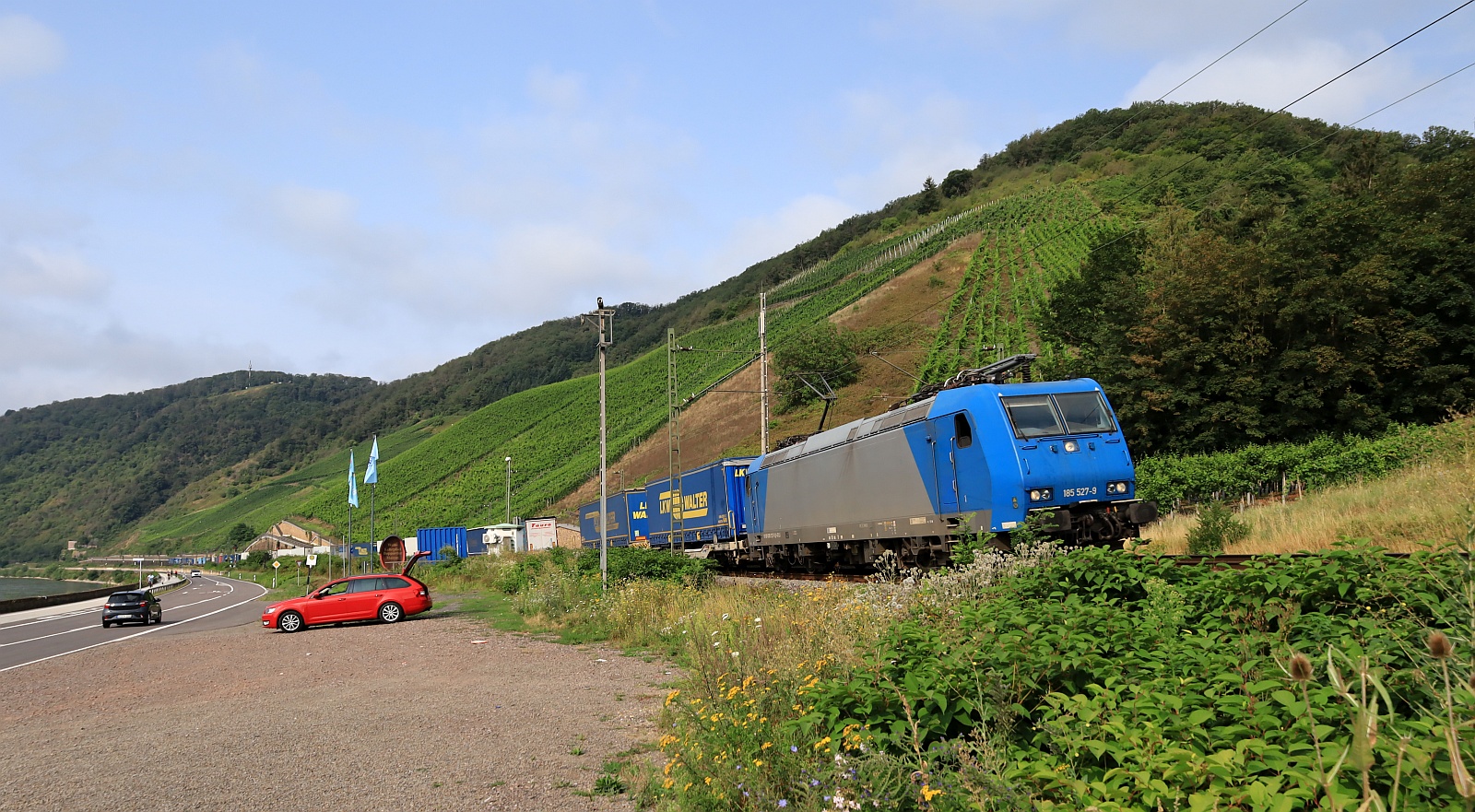 ATLU 185 527-9 mit KLV und freundlichem Trööööt. Bopparder Hamm 03.08.2024 