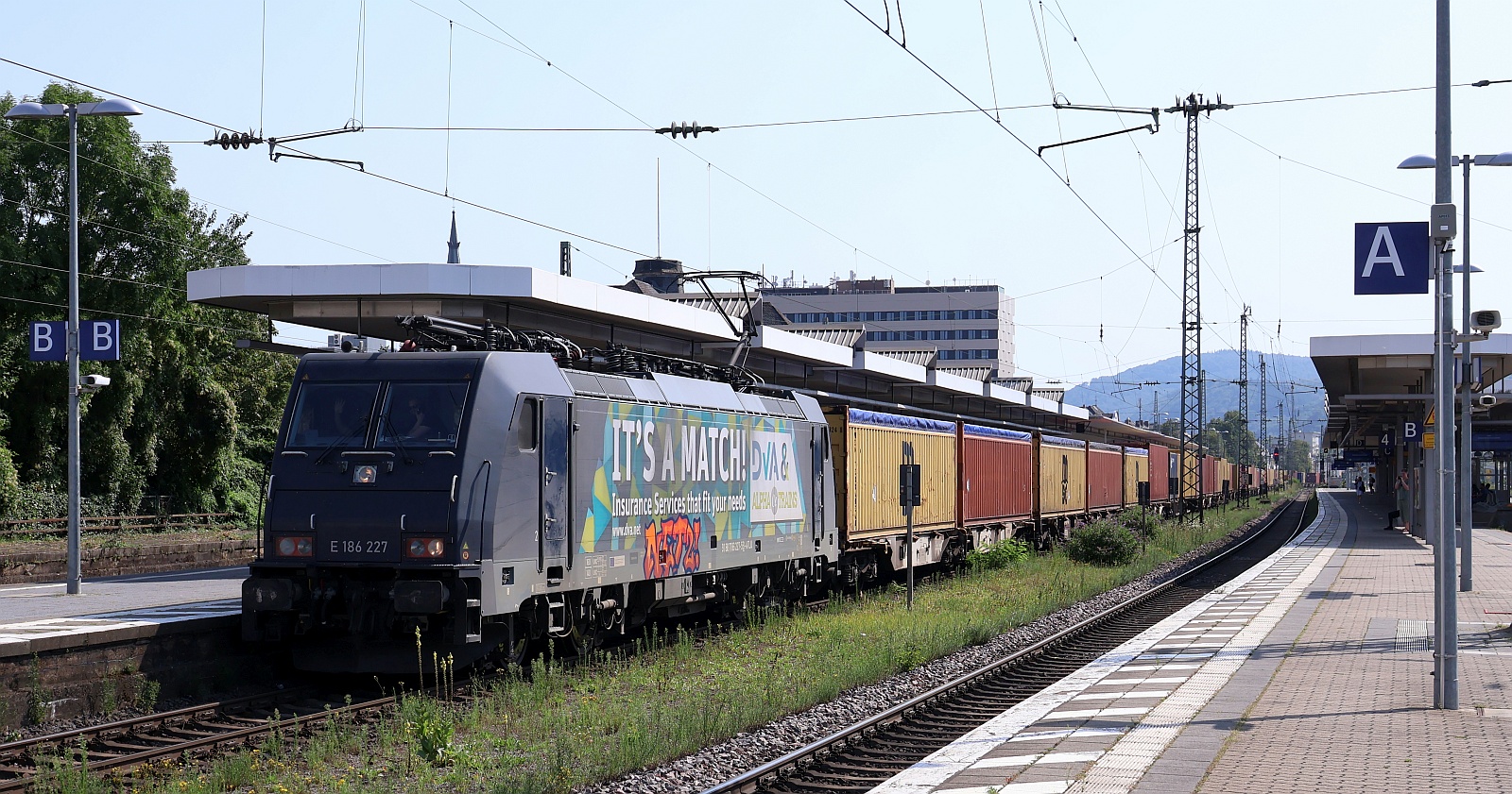 ATLU E 186 227-5  It's a match  mit Containerzug Durchfahrt Koblenz Hbf. 12.08.2025