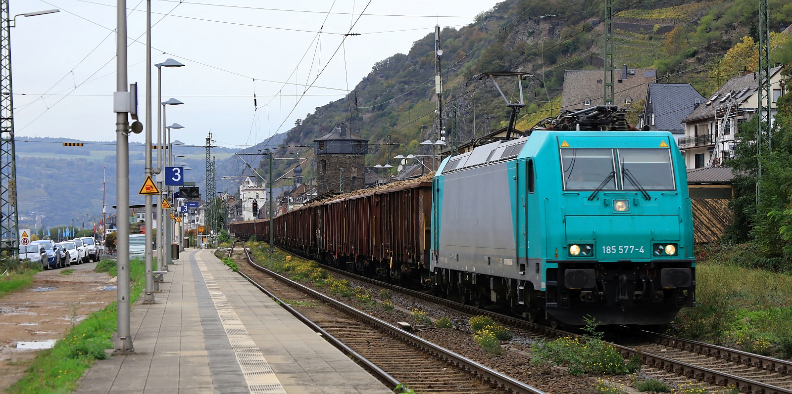 ATLU/IGE 185 577-4 mit langem R�bentransport aufgenommen in Kaub am Rhein am 23.10.2023