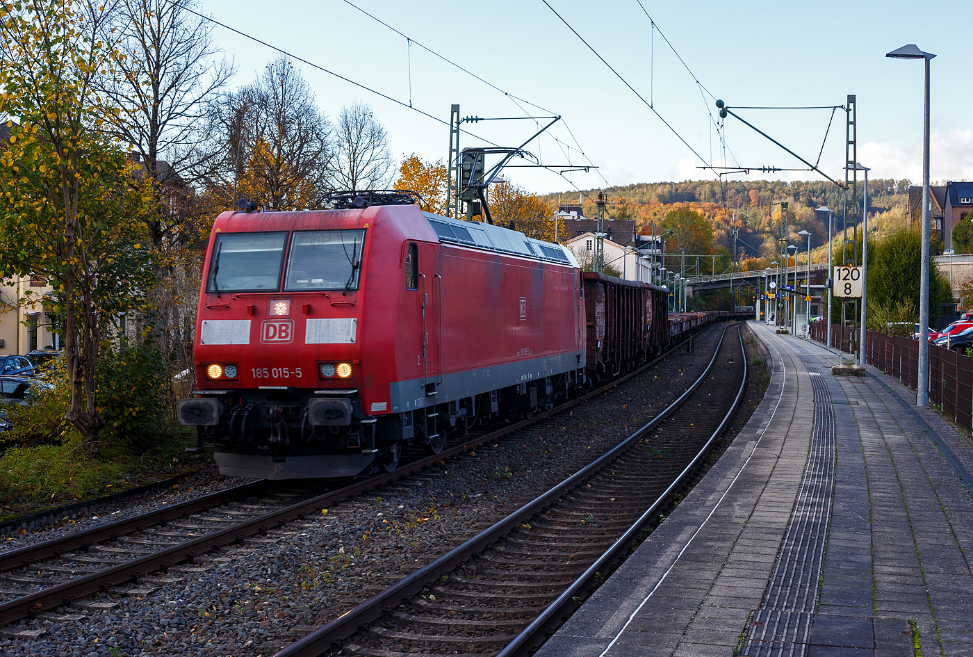 Auch wenn es nur eine rote DB185er ist, endlich nochmal einen Güterzug vor der Linse.
Die 185 015-5 (91 80 6185 015-5 D-DB) der DB Cargo AG fährt am 22. Oktober 2024, mit einem sehr langen leeren Güterzug (Sahmms-Coilwagen und offene Eanos-Wagen), durch den Bahnhof Kirchen/Sieg und fahren weiter in Richtung Köln. Die maximale Achsanzahl (250) war wohl für den Zug auch erreicht. 

Die TRAXX F140 AC wurde 2001 von ABB Daimler-Benz Transportation GmbH (Adtranz) in Kassel unter der Fabriknummer 33412 gebaut. 
