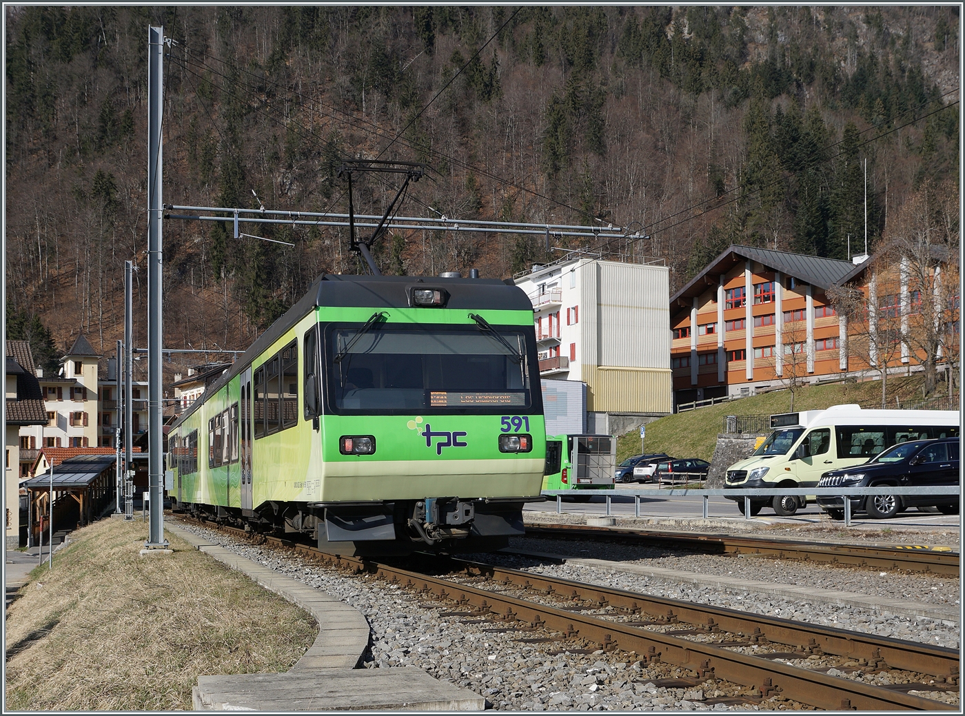 Aus der Gegenrichtung (d.h. von Aigle nach Les Diablerets fahrend) erreicht der TPC Beh 4/8 591 den Bahnhof von Le Sépey. 

17. Feb. 2024
