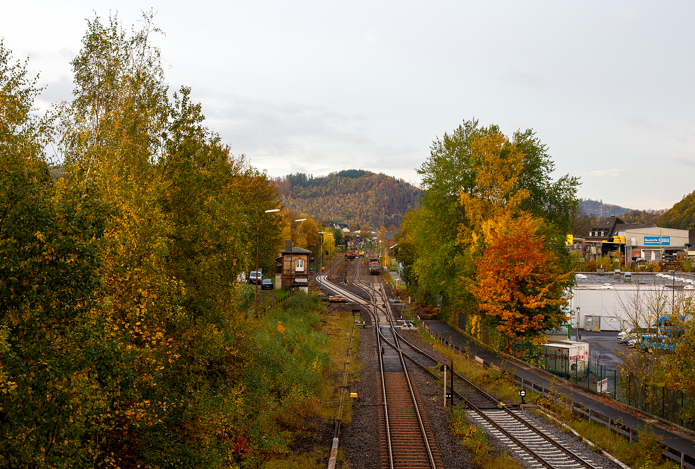 Baustelle Bahnhof Herdorf nun am Sonntagmorgen des 26 Oktober 2025, auch wenn es weithin k�hl und windig ist, so regnet es (kurzzeitig) wenigstens mal nicht. Doch trotz der bescheidenen Wetterverh�ltnisse, sind die Arbeiten seit gestern Nachmittag sehr gut vorangegangen. Die neue Weiche 3 und das neue Gleis als Anschuss von Weiche 26 an Gleis 4 sind eingebaut. Nun muss noch Eingeschottert und sp�ter Gestopft werden. 

Zurzeit werden die alten ausgebauten Gleis- und Weichenst�cke zerlegt und mittels Zweiwegebagger auf Res-Flachwagen verladen. Vor dem Zug befindet sich die Vossloh G 12 – 4120 001-7 „Karl August“ (92 80 4120 001-7 D-KAF) KAF Falkenhahn Bau AG.