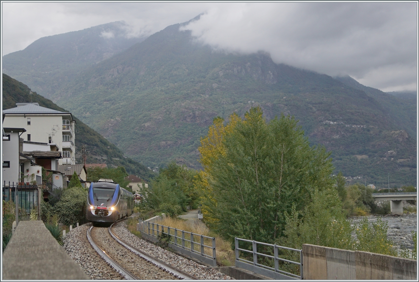 Bei eher weniger gutem Wetter und nicht gerade an der besten Fotostelle kommt mir der FS Trenitalia MD 501 093  Minuetto  als Regionalzug von Ivrea nach Aosta in Donas entgegen. 

21. Sept. 2022