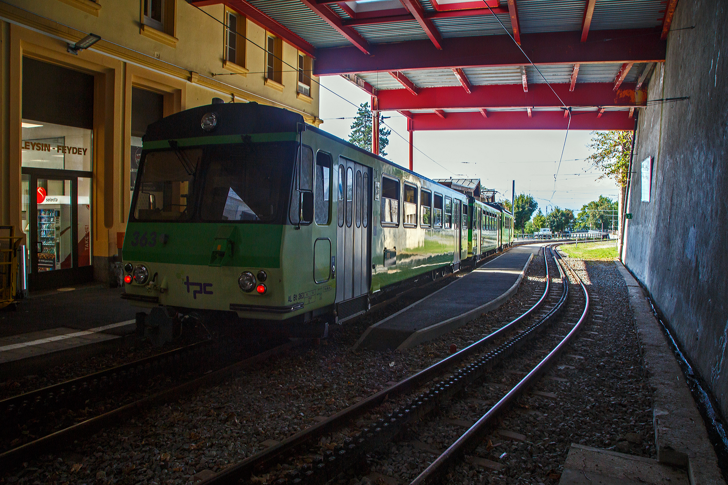 Bei sehr schwierigen Lichtverh�ltnissen:
Der tpc AL BDeh 4/4 313 „La Berneuse“ (2. Klasse elektrischen Personentriebwagen mit Gep�ckabteil f�r den gemischten Zahnrad- und Adh�sionsbetrieb) mit den beiden AL Steuerwagen AL Bt 362 und AL Bt 363 hat am 08 September 2023 vom Leysin - Grand-H�tel kommend die Station Leysin-Feydey erreicht. Der dreiteilige Zug f�hrt als Regionalzug (R 25) von Leysin - Grand-H�tel nach Aigle.

Hinweis: F�r das �berschreiten das Gleises f�r Foto habe ich hier die Stationsvorsteher und den Triebfahrzeugf�hrer gefragt, die mir es das erlaubt haben. 