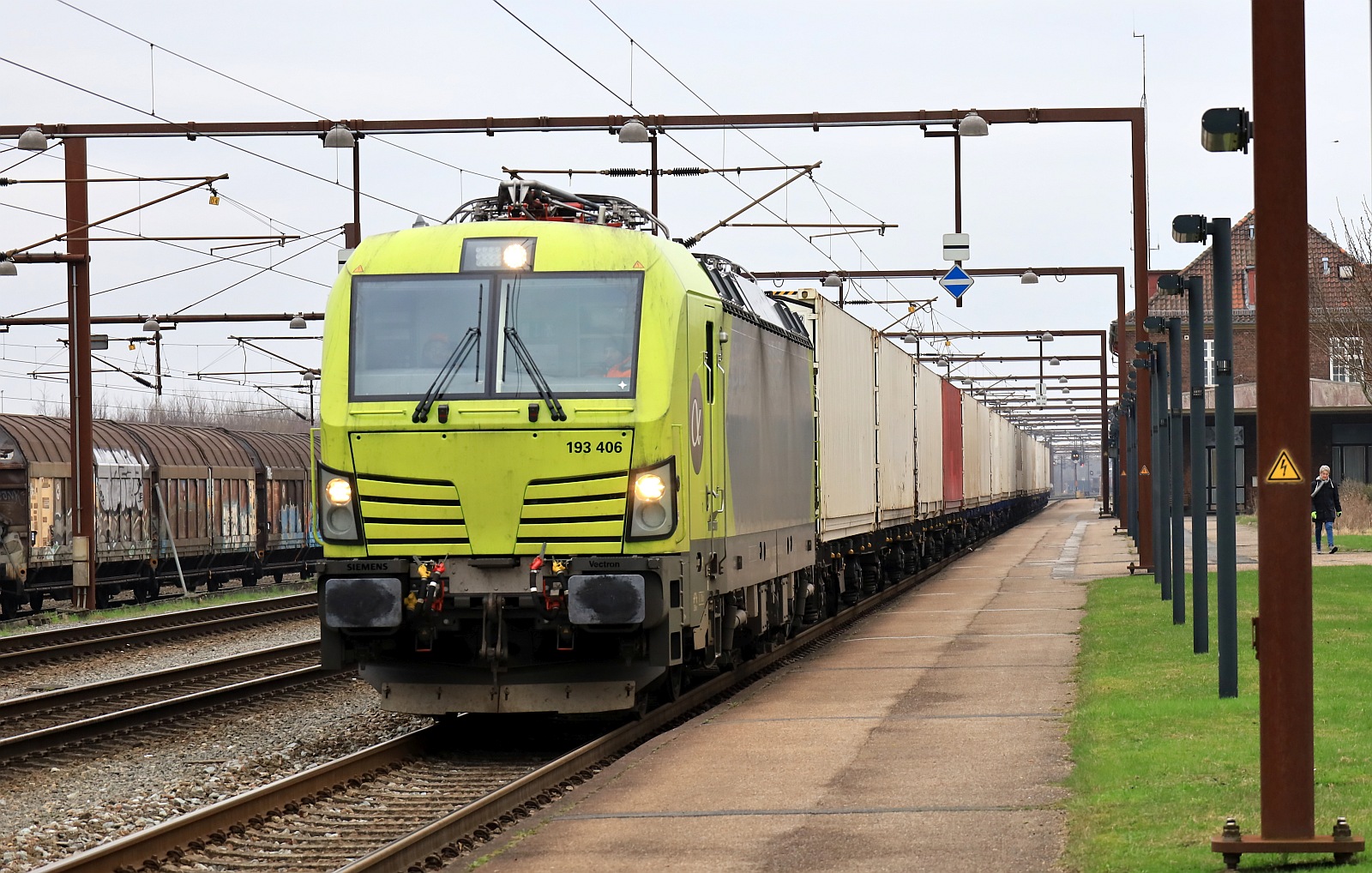 Bereitstellung des Containerzuges für SEL, diesmal durch ATLU/TXL 193 406-6 Padborg st/Pattburg Bhf 01.03.2024