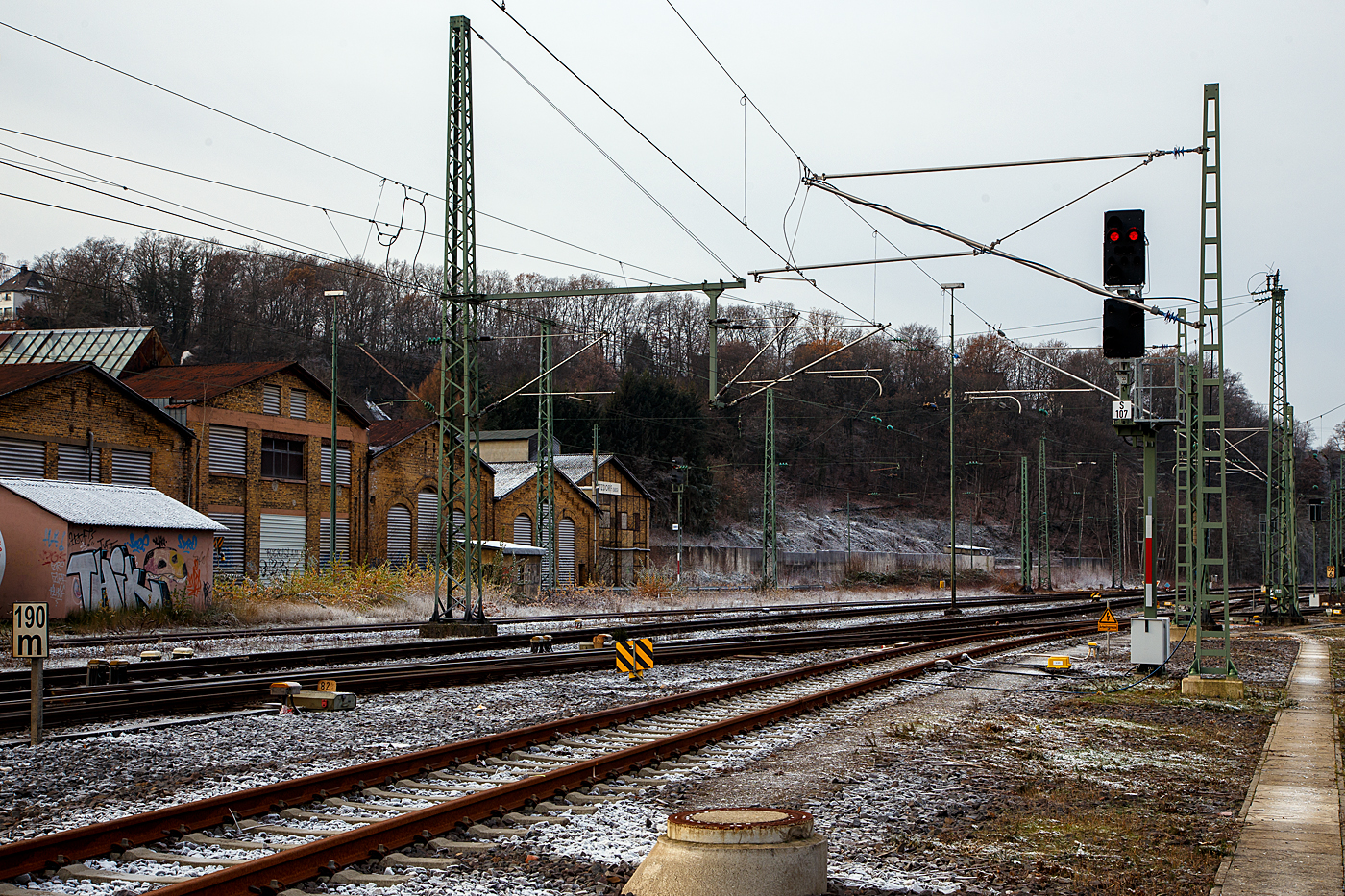 Betzdorf (Sieg) am 18.12.2022 (4. Advent): Noch steht das ehemalige AW Betzdorf (Sieg), zu Reichsbahnzeiten auch Eisenbahnausbesserungswerk (EAW), dies wird wohl nicht mehr lange so sein, es soll abgerissen werden. Hier soll Betzdorfs neuer Mittelpunkt der Stadt entstehen. Auf dem ca. 10.000 m² großen Areal sollen Wohnungen, Einkaufmöglichkeiten und Arbeitsplätze entstehen.
