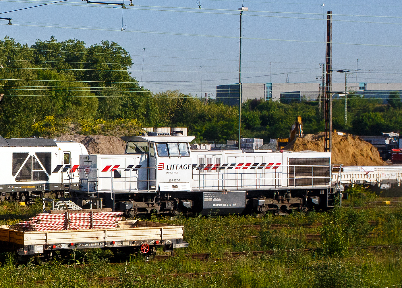 Blick am 20 Mai 2025 aus einem Zug auf den Abstellbereich (Schieneninfrastruktur) der Eiffage Infra-Rail GmbH in Herne (ehemals Heitkamp Rail GmbH): 
Hier die an die Eiffage Infra-Rail vermietete 275 807-6 (92 80 1275 807-6 D-NRAIL), eine Vossloh G 1206 der der Northrail GmbH. Sie wurde 1999 von der Vossloh Locomotives GmbH in Kiel-Friedrichsort unter der Fabriknummer 1001016, als Mietlok der Vossloh, gebaut. Nach vielen Stationen ging sie 2024 an Northrail GmbH in Hamburg.

Eiffage ist ein börsennotiertes französisches Bauunternehmen mit Firmensitz in Vélizy-Villacoublay. In Deutschland hat die Eiffage Infra-Rail GmbH ihren Sitz in Herne. Im Jahre 2010 übernahm Eiffage von Heijmans den Bereich Schieneninfrastruktur der ehemaligen Firma Heitkamp. Die Gleisbaugeräte und die zugehörige Werkstatt sind auf dem Gelände der ehemaligen Heitkamp Bauholding in Herne-Wanne beheimatet.