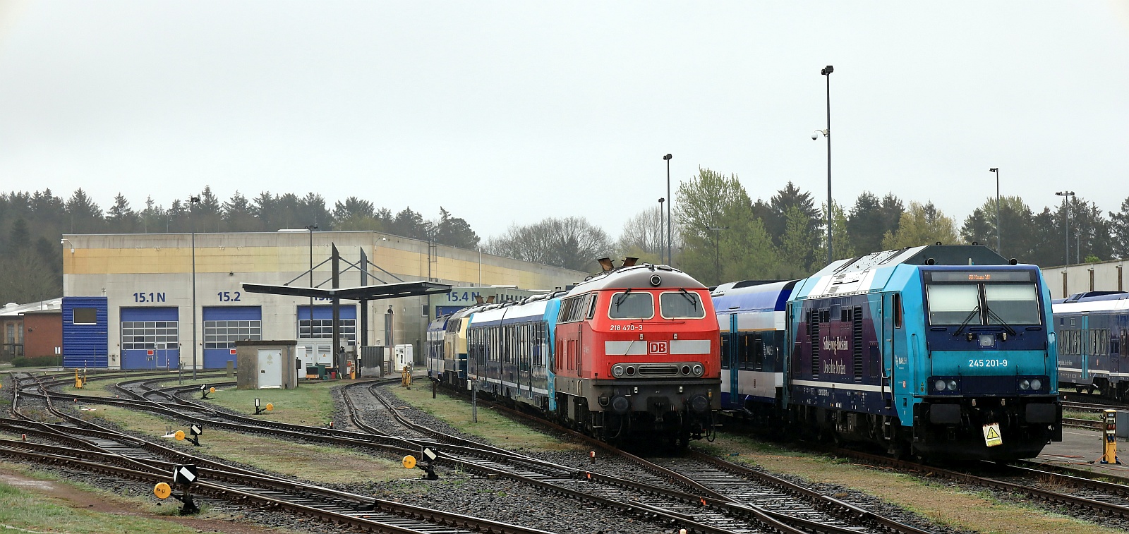 Blick auf das Bw in Husum mit 218 470, 330 und 245 208. Husum 20.04.2025
