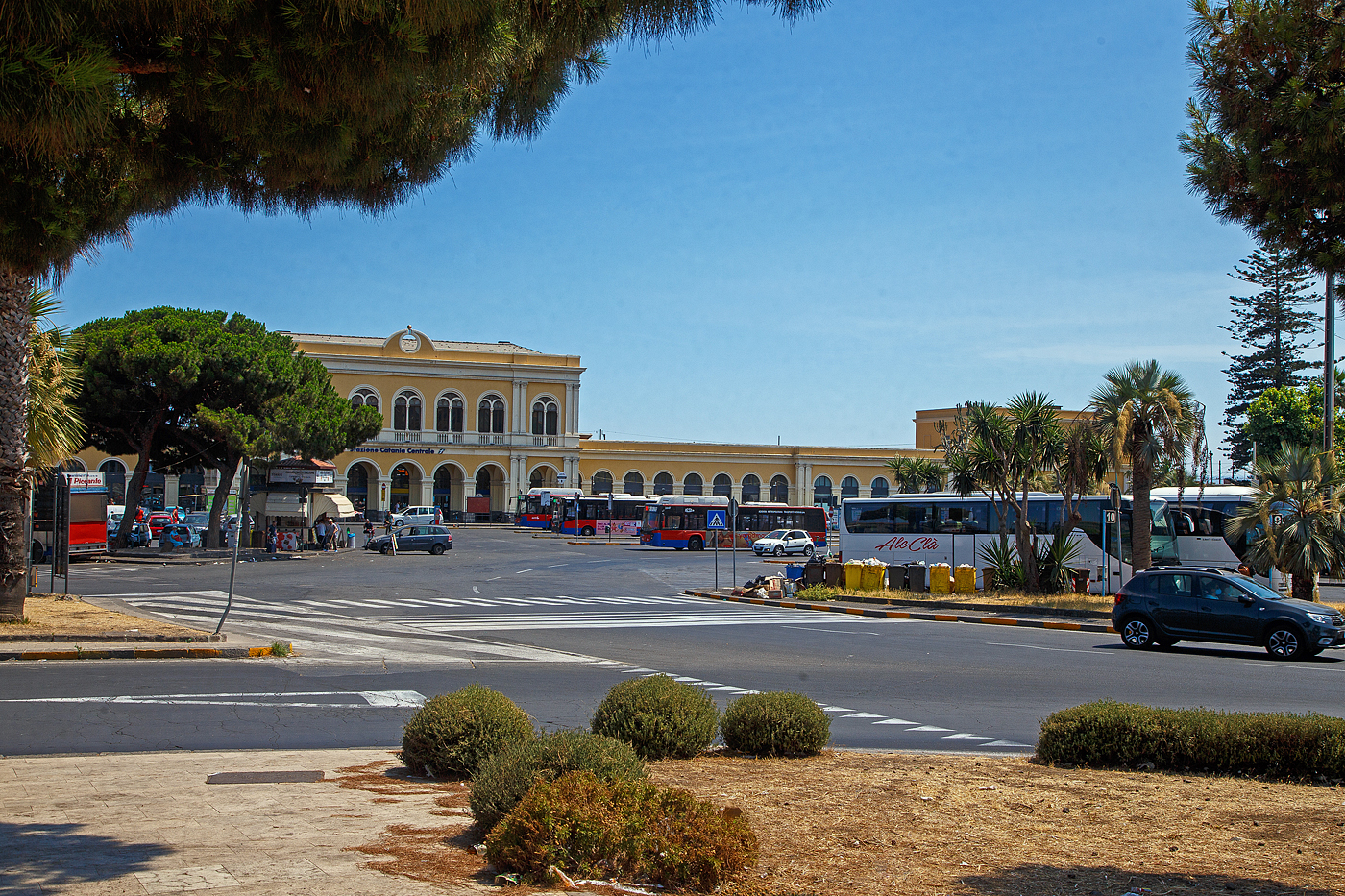 Blick auf das Empfangsgebäude vom Bahnhof Catania Centrale am 17.07.2022.

Der Bahnhof Catania Centrale ist der Hauptbahnhof der Stadt Catania auf Sizilien an der Bahnstrecke Messina–Syrakus. Er liegt am Rande der Innenstadt bzw. östlich der Altstadt. Auf dem Bahnhofsvorplatz, dem Piazza Giovanni XXIII, befindet sich ein Busbahnhof der städtischen Buslinien sowie ein Parkplatz. Zudem befindet sie neben dem Bahnhofsvorplatz der U-Bahnhof (Metro-Station) Giovanni XXIII der Metro Catania, sie bietet Anschlüsse in die Innenstadt und in den Stadtteil Borgo, wo wiederum die Dieselzüge der Schmalspurbahn Circumetnea erreicht werden.

