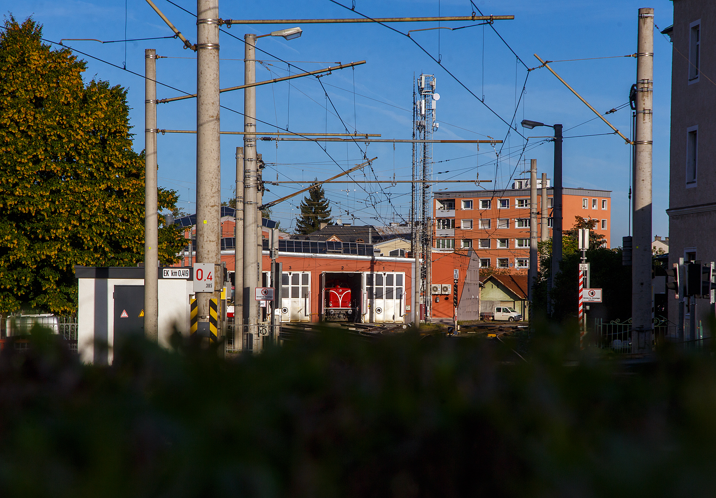 Blick aufs Depot der SLB - Salzburger Lokalbahn am 13.09.2022, aus dem offenen Tor kann man die SLB V 83 (UIC-Nr. 92 81 2000 083-3 A-SLB), ex MWB V 1101, ex ÖBB 2048 001-8, ex DB 211 263-9, ex DB V 100 1263, erkennen.