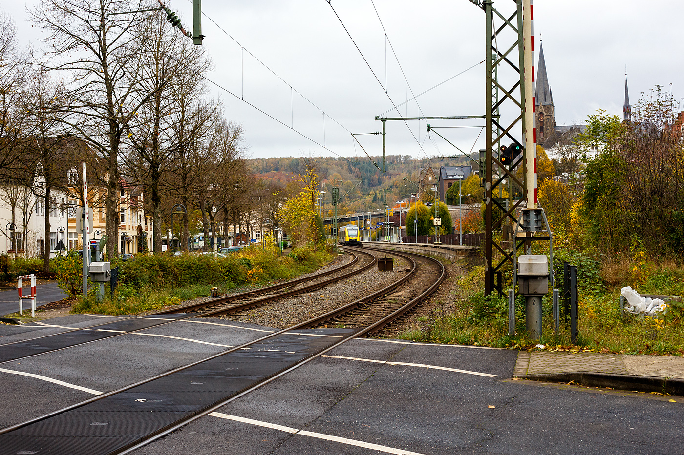 Blick vom Bü auf den Bahnhof Kirchen/Sieg am 02 November 2024.
Im Bahnhof hält der VT 257 (95 80 0648 157-5 D-HEB / 95 80 0648 657-4 D-HEB), ein Dieseltriebzug vom Typ Alstom Coradia LINT 41 der HLB (Hessische Landesbahn), als RB 90  Westerwald-Sieg-Bahn  (Altenkirchen/Westerwald - Au/Sieg - Betzdorf/Sieg – Siegen).
