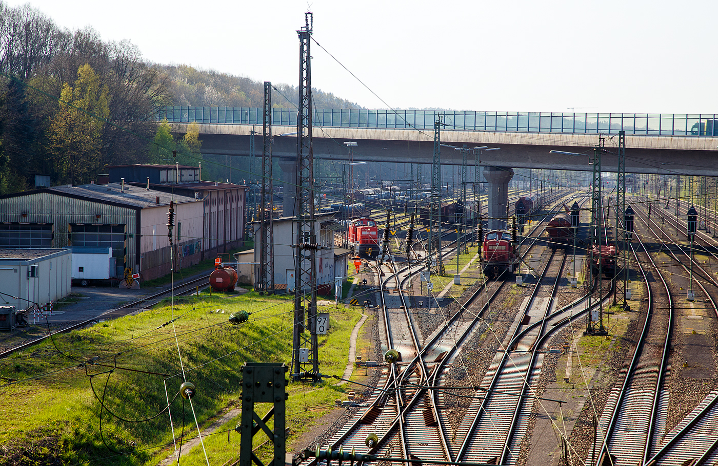 Blick von der Langenauer Brücke auf den Rangierbahnhof (Rbf) Kreuztal am 20.04.2018.