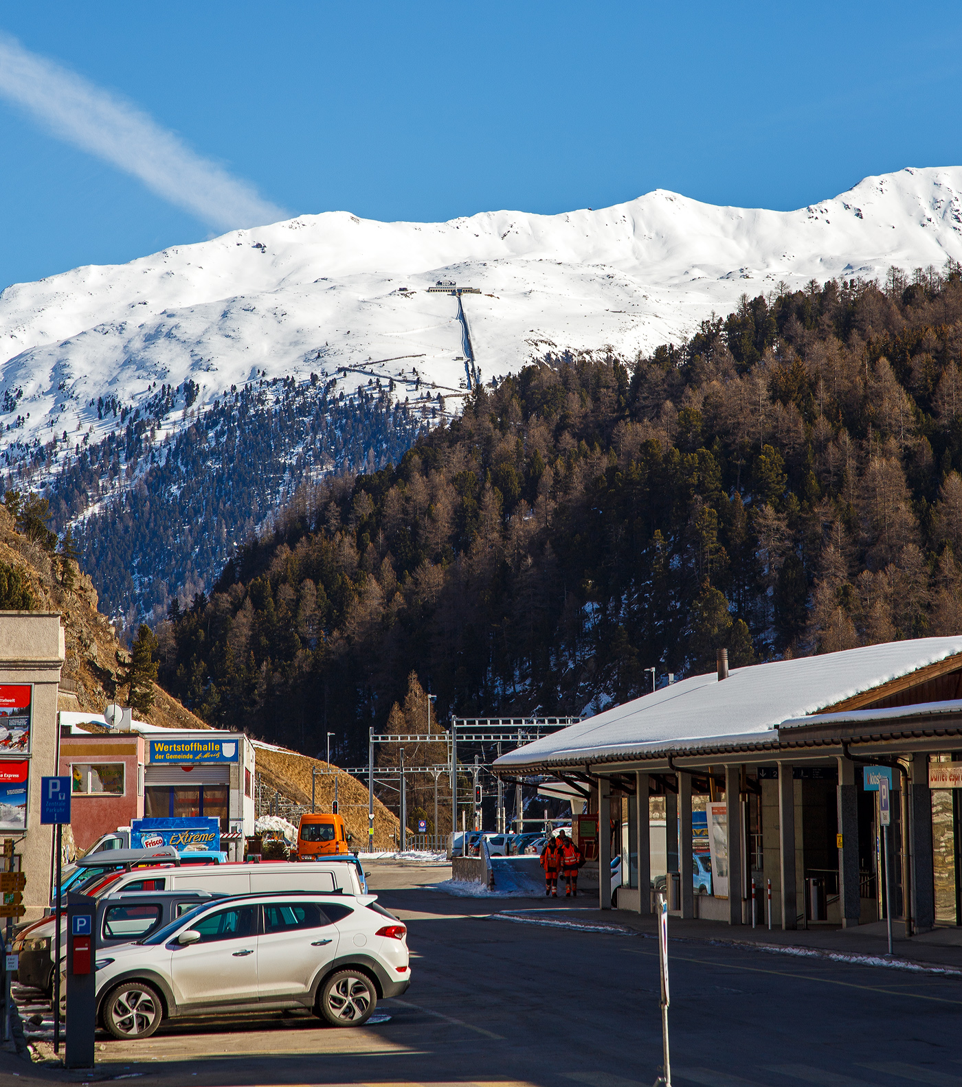 Blick vom Vorplatz des RhB Bahnhof St. Moritz am 20 Februar 2017 auf die Standseilbahn Muottas-Muragl-Bahn (MMB). Die Standseilbahn f�hrt von Punt Muragl (1.739 m �. M.) zwischen Samedan und Pontresina, auf den Muottas Muragl (2.448 m �. M.). Die Bahn hat eine Streckenl�nge von 2.199 m und �berwindet eine H�hendifferenz  von 709 m. Sie ist die �lteste Bergbahn im Engadin und feierte 2007 ihr 100-j�hriges Bestehen.

Unten rechts der G�terschuppen.
