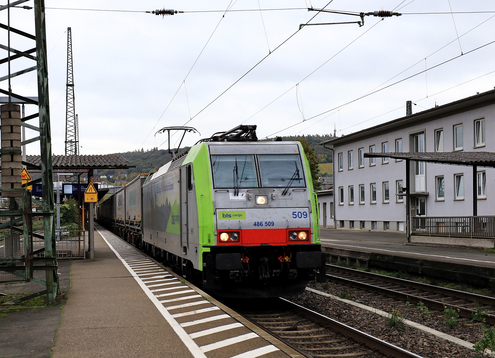 BLS Cargo 486 509 mit KLV Durchfahrt Bingen Hbf. 22.10.2023