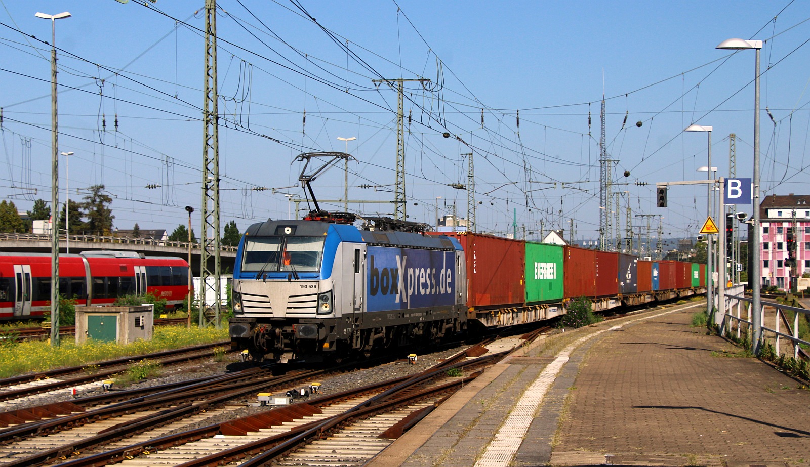 BoxXpress 193 536-0, REV/MMAL/01.07.20 mit Containerzug Durchfahrt Koblenz Hbf. 11.09.2023